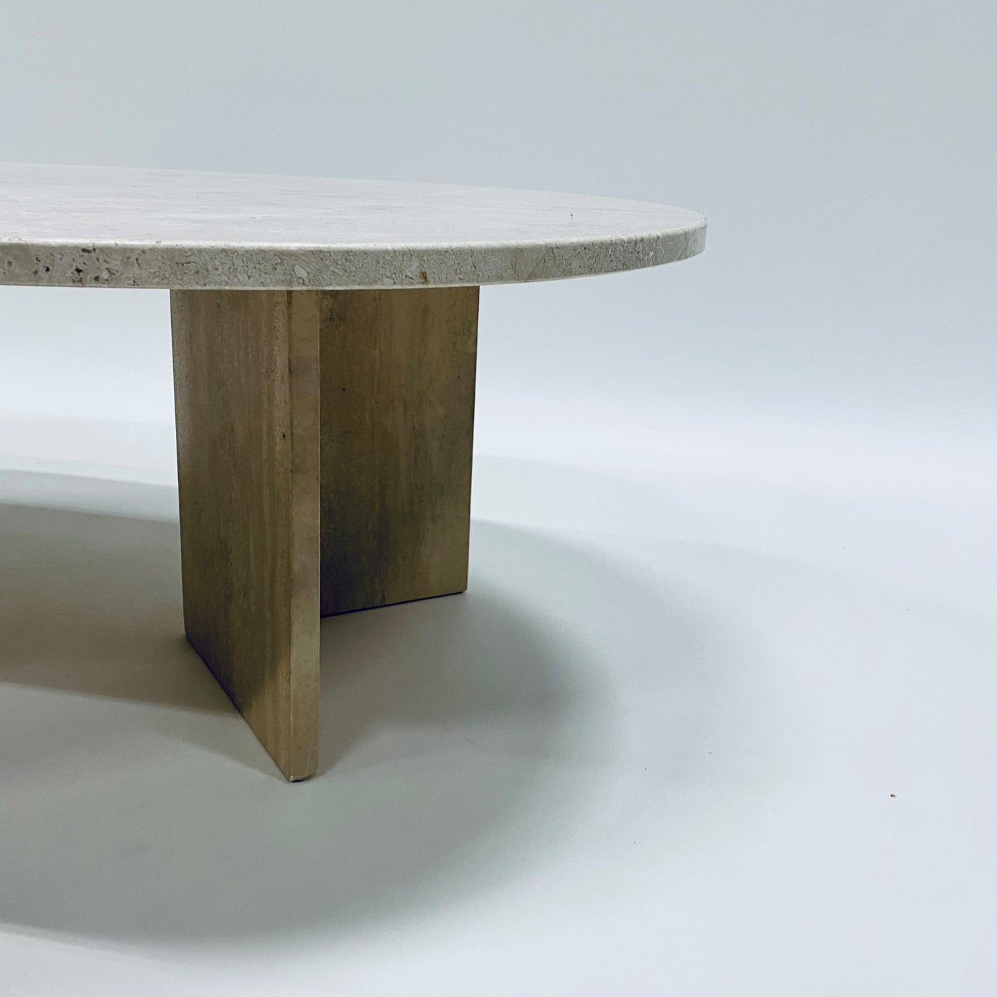 Ovaler Couchtisch aus Travertin im italienischen Design, Italien, 1970