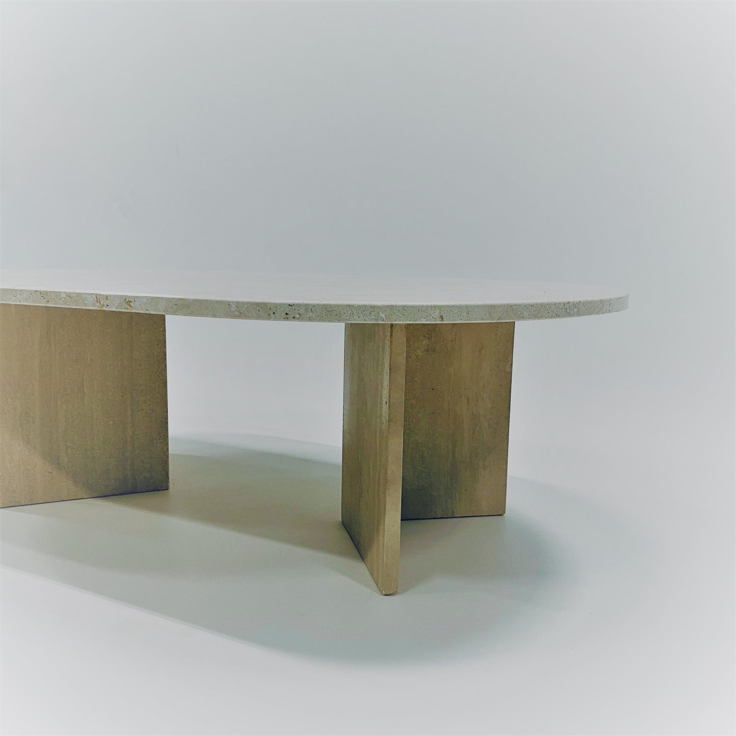 Ovaler Couchtisch aus Travertin im italienischen Design, Italien, 1970