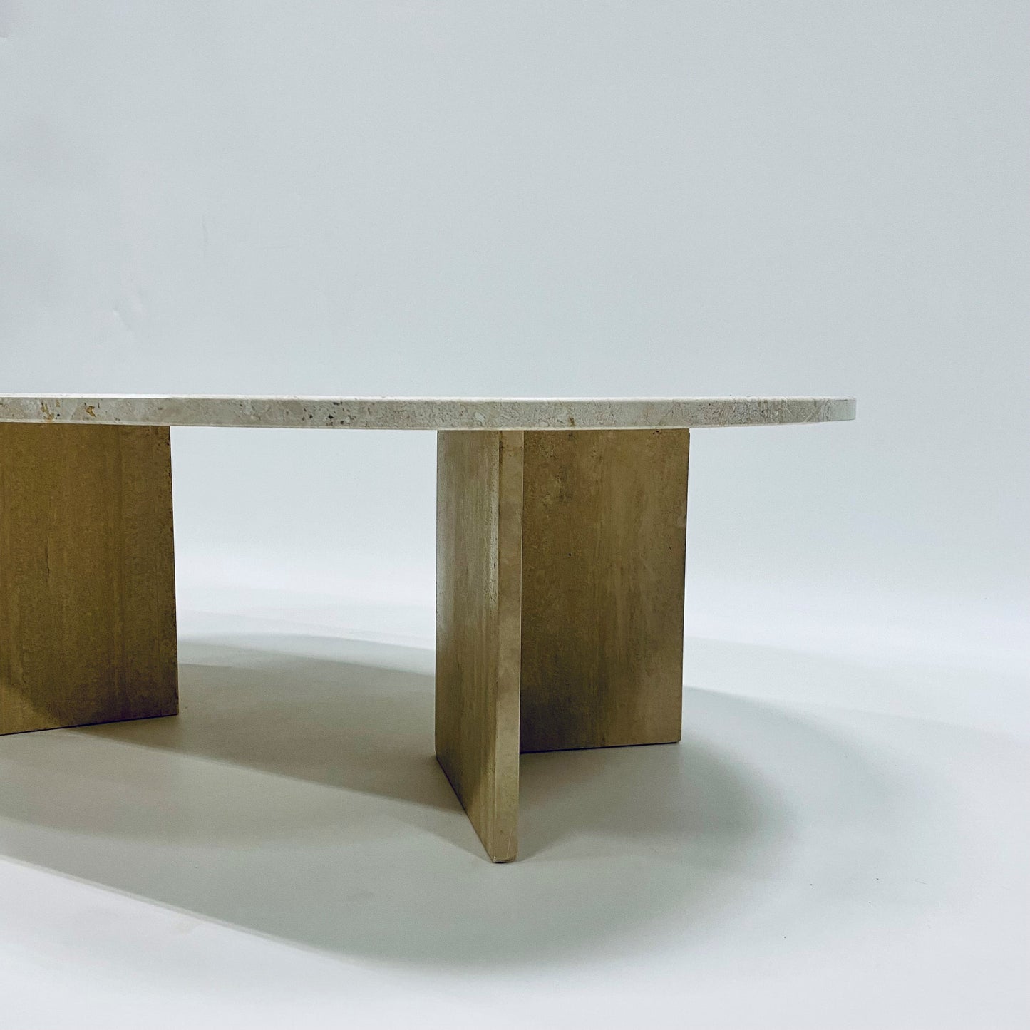 Ovaler Couchtisch aus Travertin im italienischen Design, Italien, 1970