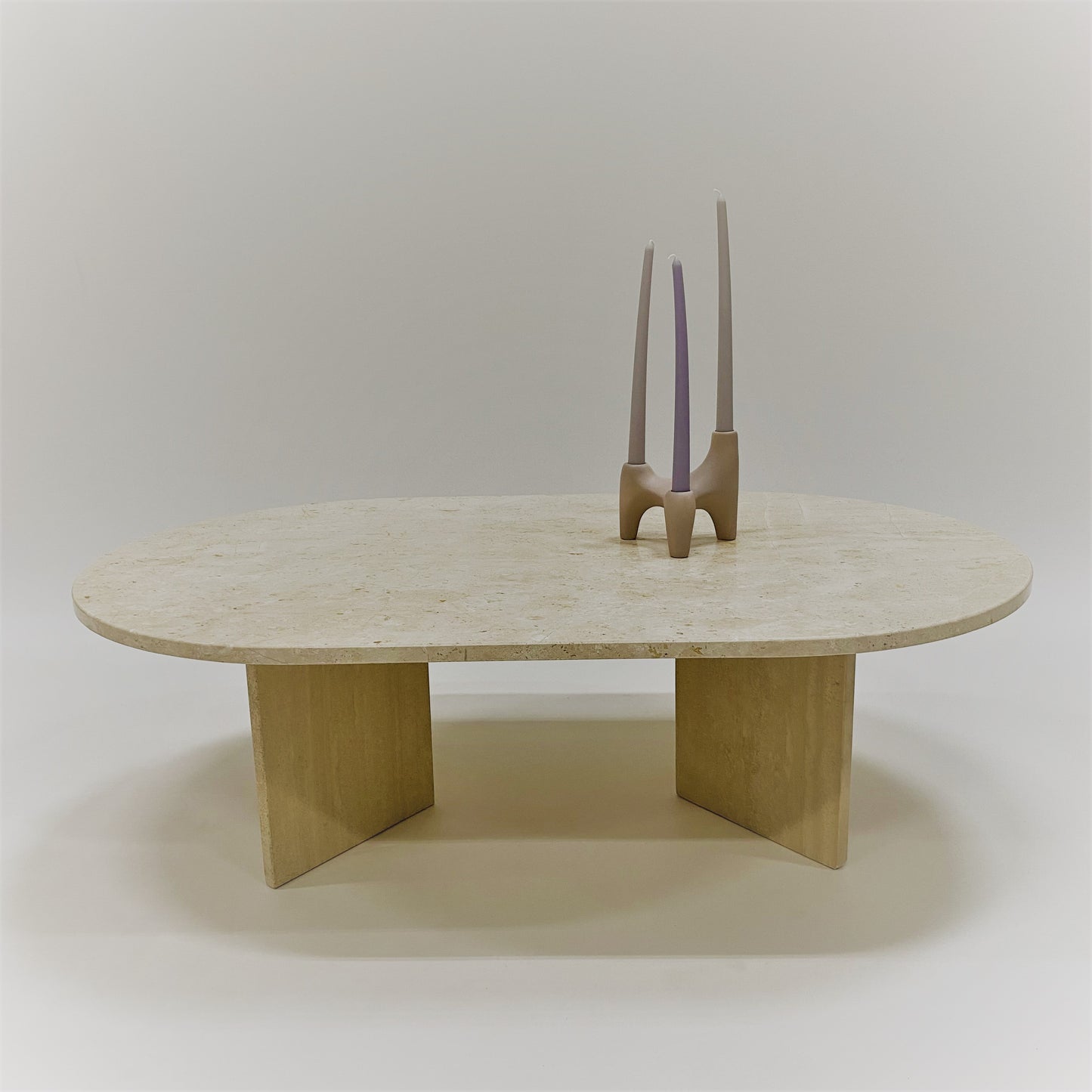 Ovaler Couchtisch aus Travertin im italienischen Design, Italien, 1970