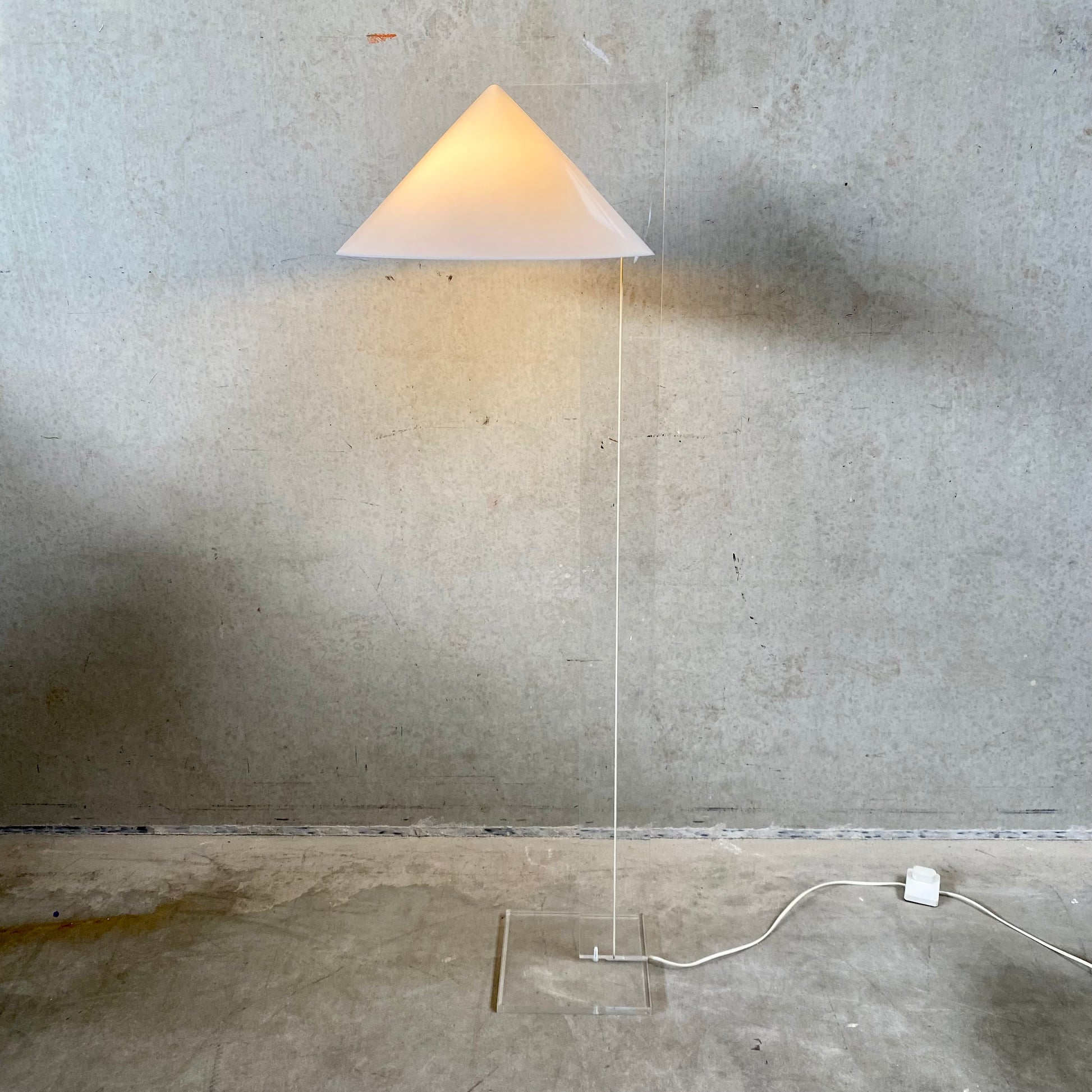 PLEXIGLASS PERSPEX FLOOR LAMP 'CONE' HARCO LOOR HAARLEM, NETHERLANDS 1970S