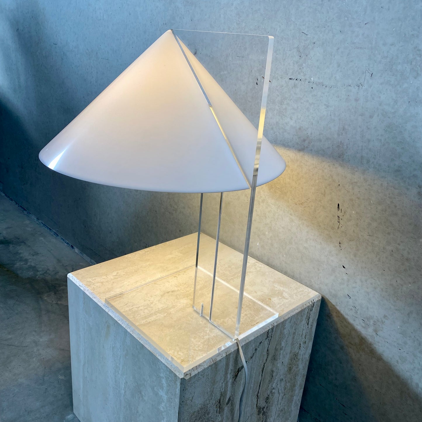 Plexiglas-Tischleuchte „Kegel“, Harco Loor, Haarlem, Niederlande, 1970