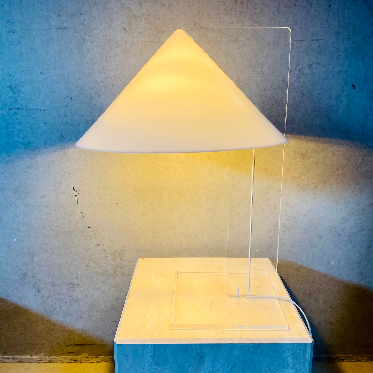 PLEXIGLASS PERSPEX TABLE LAMP 'CONE' HARCO LOOR HAARLEM, NETHERLANDS 1970S 
