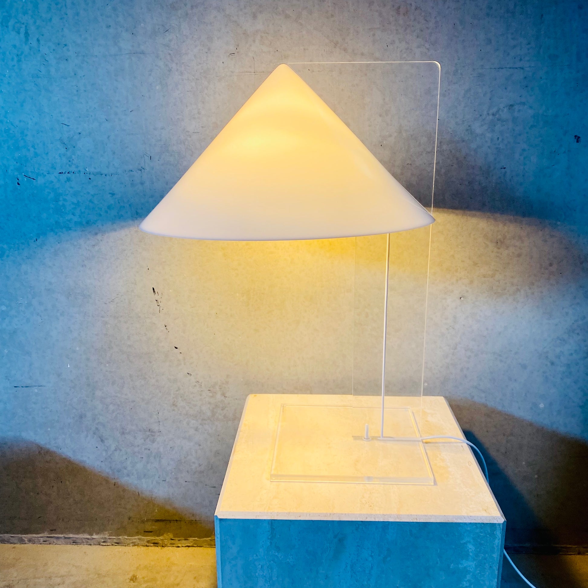 PLEXIGLASS PERSPEX TABLE LAMP 'CONE' HARCO LOOR HAARLEM, NETHERLANDS 1970S 