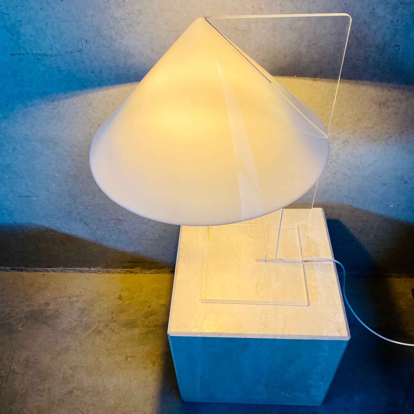 PLEXIGLASS PERSPEX TABLE LAMP 'CONE' HARCO LOOR HAARLEM, NETHERLANDS 1970S 