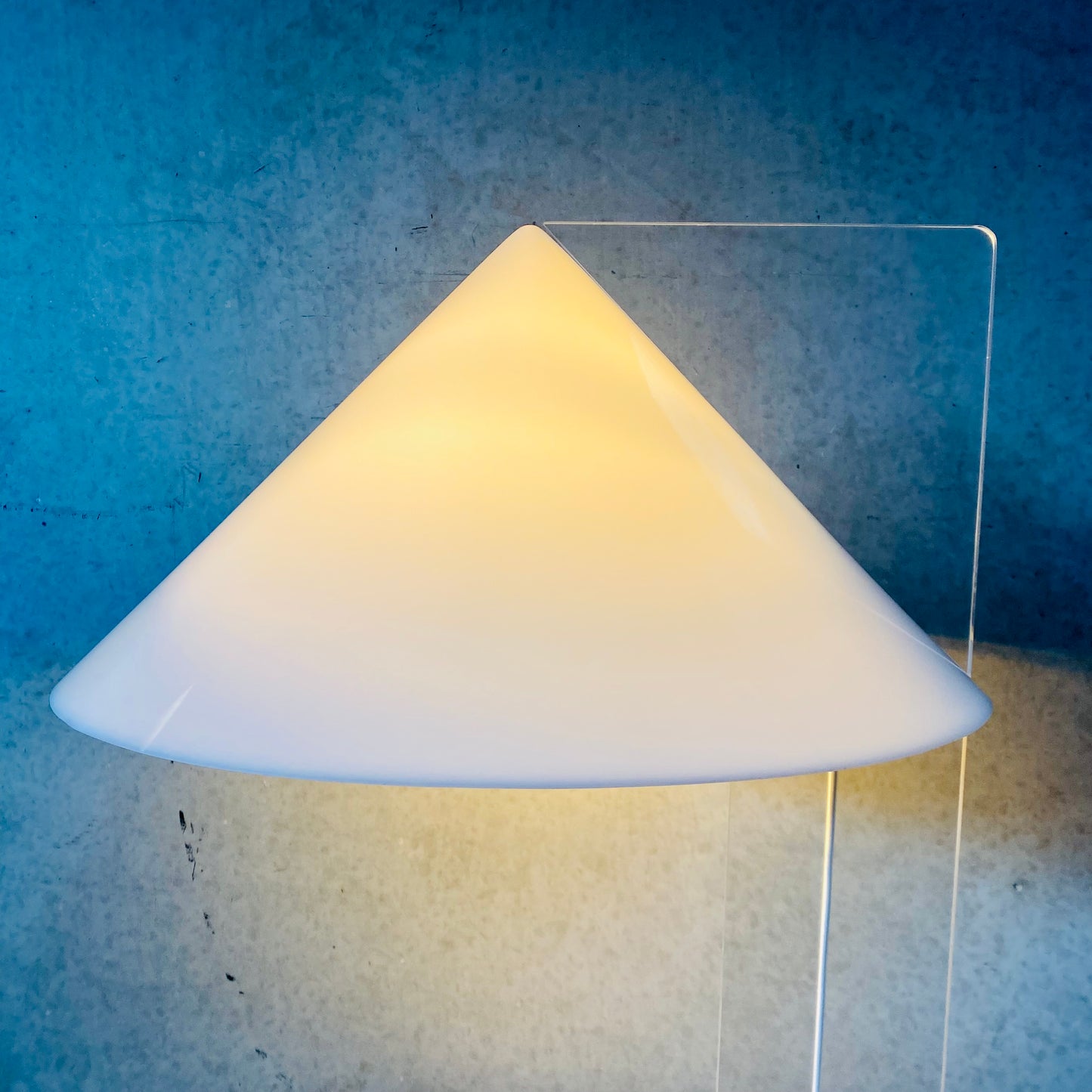 PLEXIGLASS PERSPEX TABLE LAMP 'CONE' HARCO LOOR HAARLEM, NETHERLANDS 1970S 