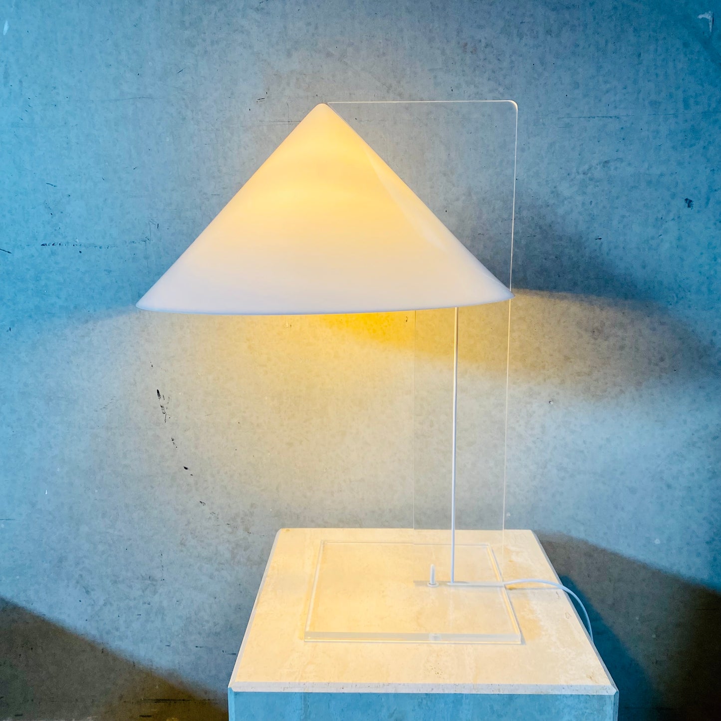 PLEXIGLASS PERSPEX TABLE LAMP 'CONE' HARCO LOOR HAARLEM, NETHERLANDS 1970S 