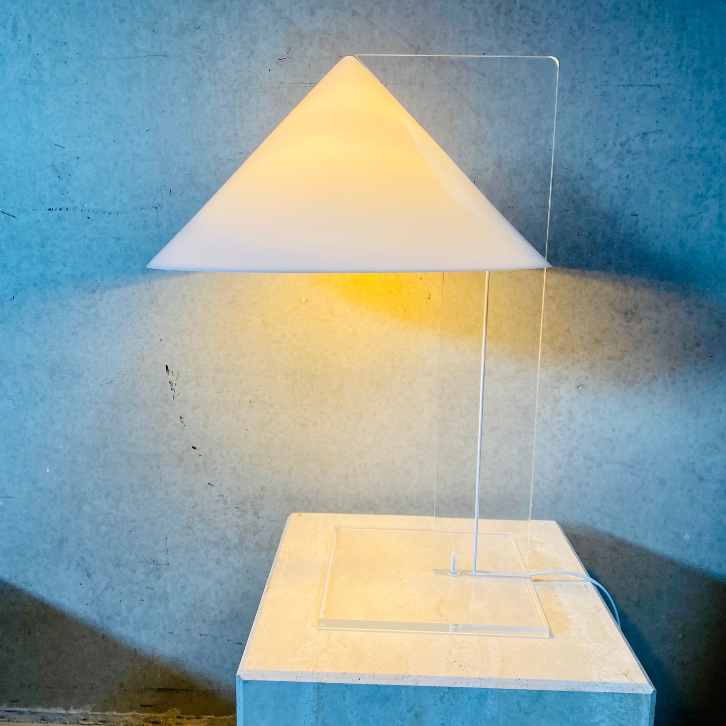 PLEXIGLASS PERSPEX TABLE LAMP 'CONE' HARCO LOOR HAARLEM, NETHERLANDS 1970S 