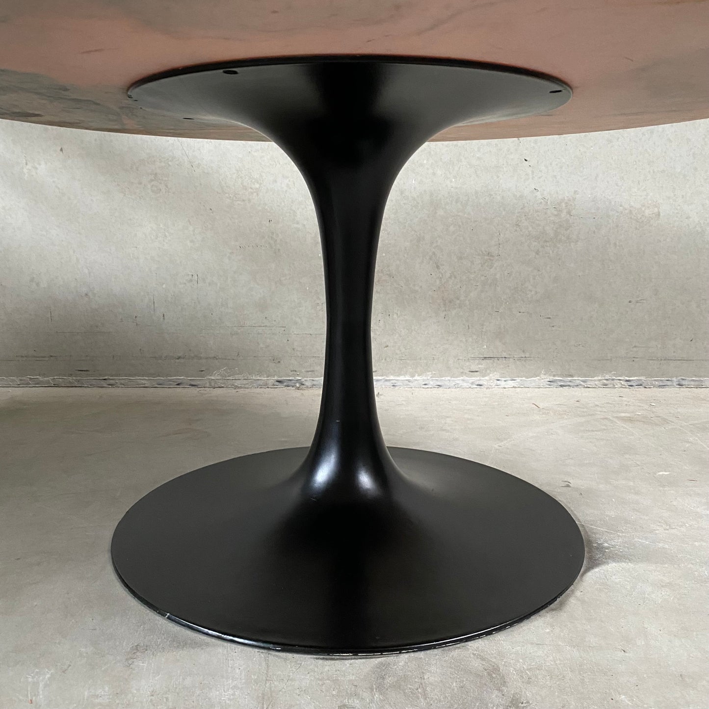 Runder Couchtisch aus rosa Marmor mit schwarz lackiertem Metallfuß in Trompetenform, Italien, 1970