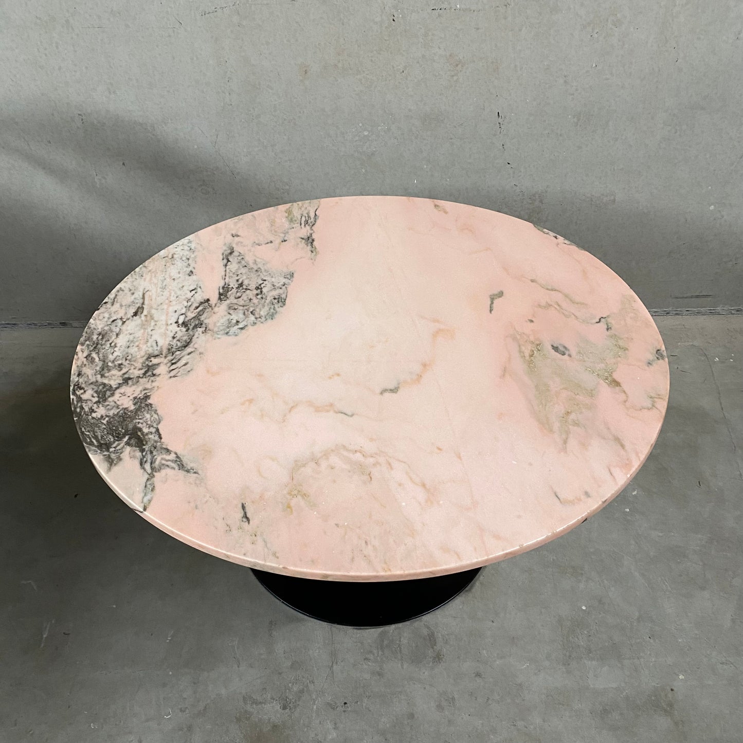 Runder Couchtisch aus rosa Marmor mit schwarz lackiertem Metallfuß in Trompetenform, Italien, 1970
