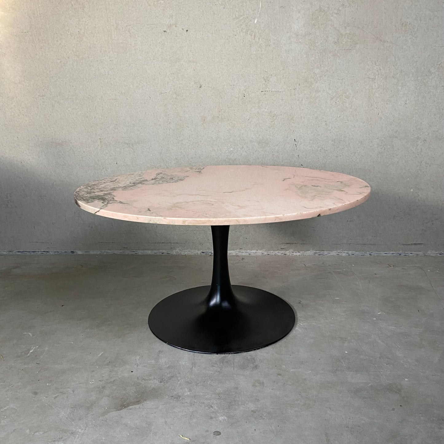 Runder Couchtisch aus rosa Marmor mit schwarz lackiertem Metallfuß in Trompetenform, Italien, 1970