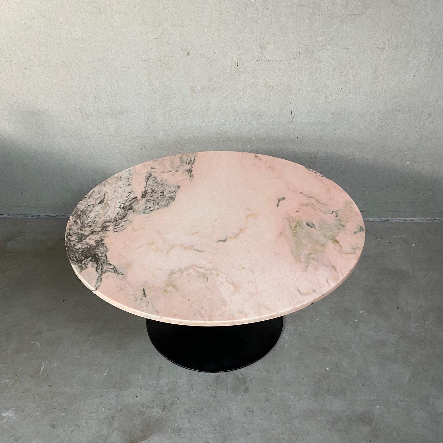 Runder Couchtisch aus rosa Marmor mit schwarz lackiertem Metallfuß in Trompetenform, Italien, 1970