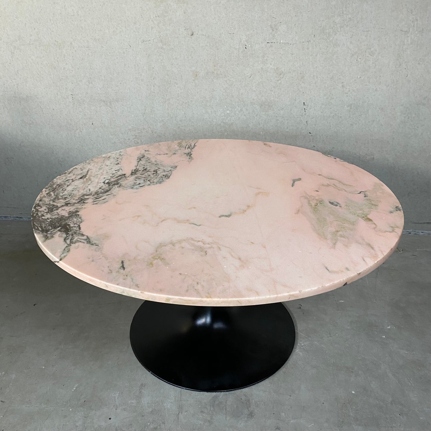 Runder Couchtisch aus rosa Marmor mit schwarz lackiertem Metallfuß in Trompetenform, Italien, 1970