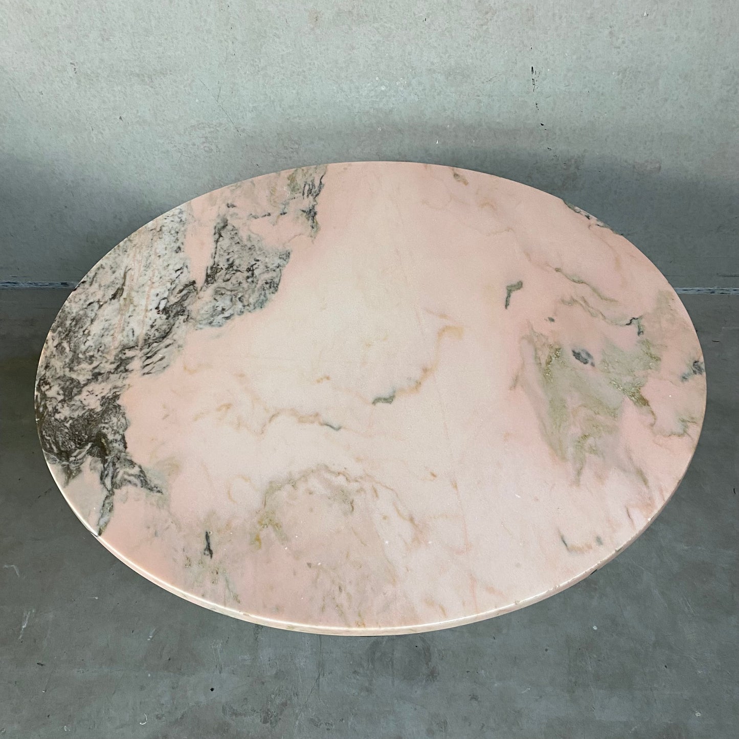 Runder Couchtisch aus rosa Marmor mit schwarz lackiertem Metallfuß in Trompetenform, Italien, 1970
