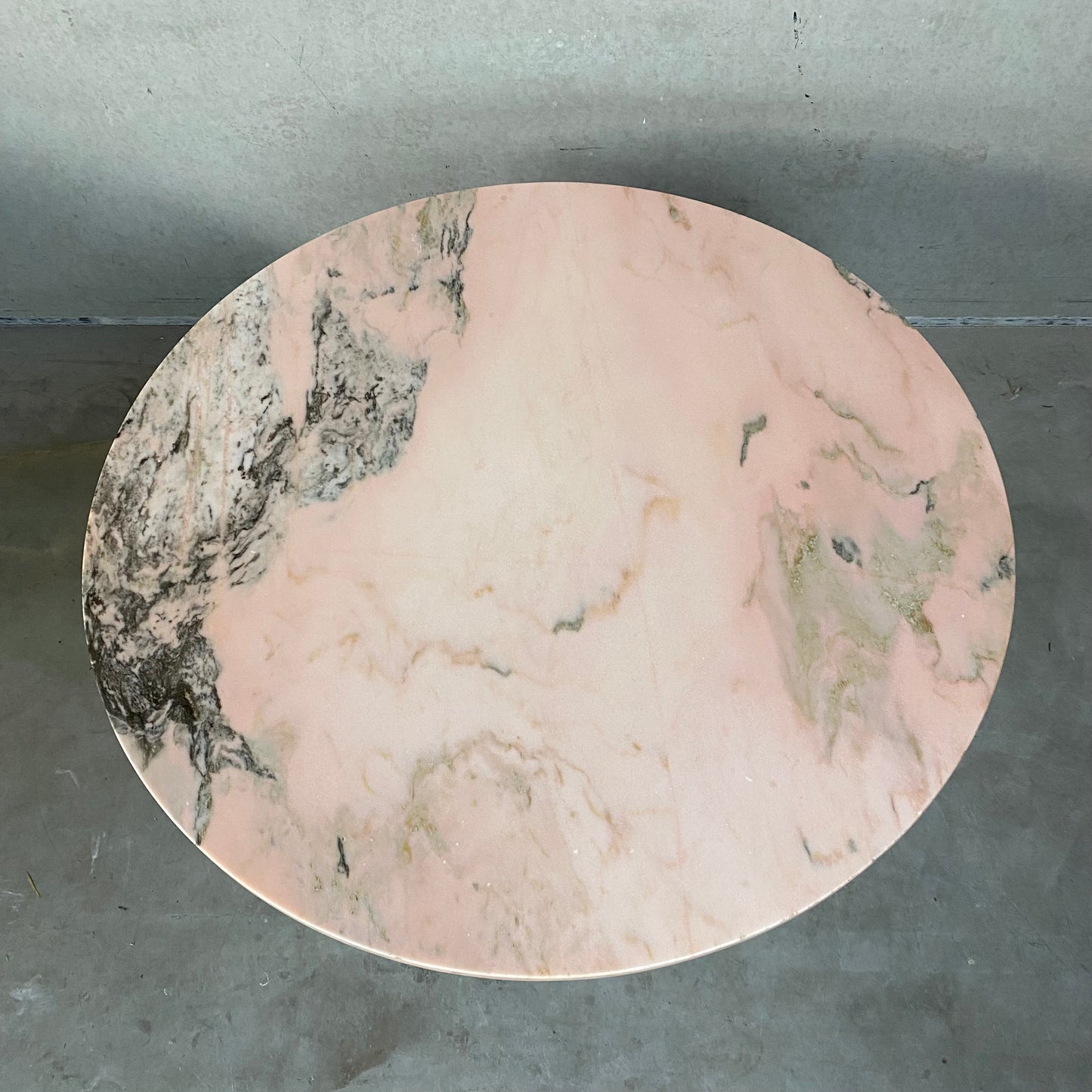 Runder Couchtisch aus rosa Marmor mit schwarz lackiertem Metallfuß in Trompetenform, Italien, 1970