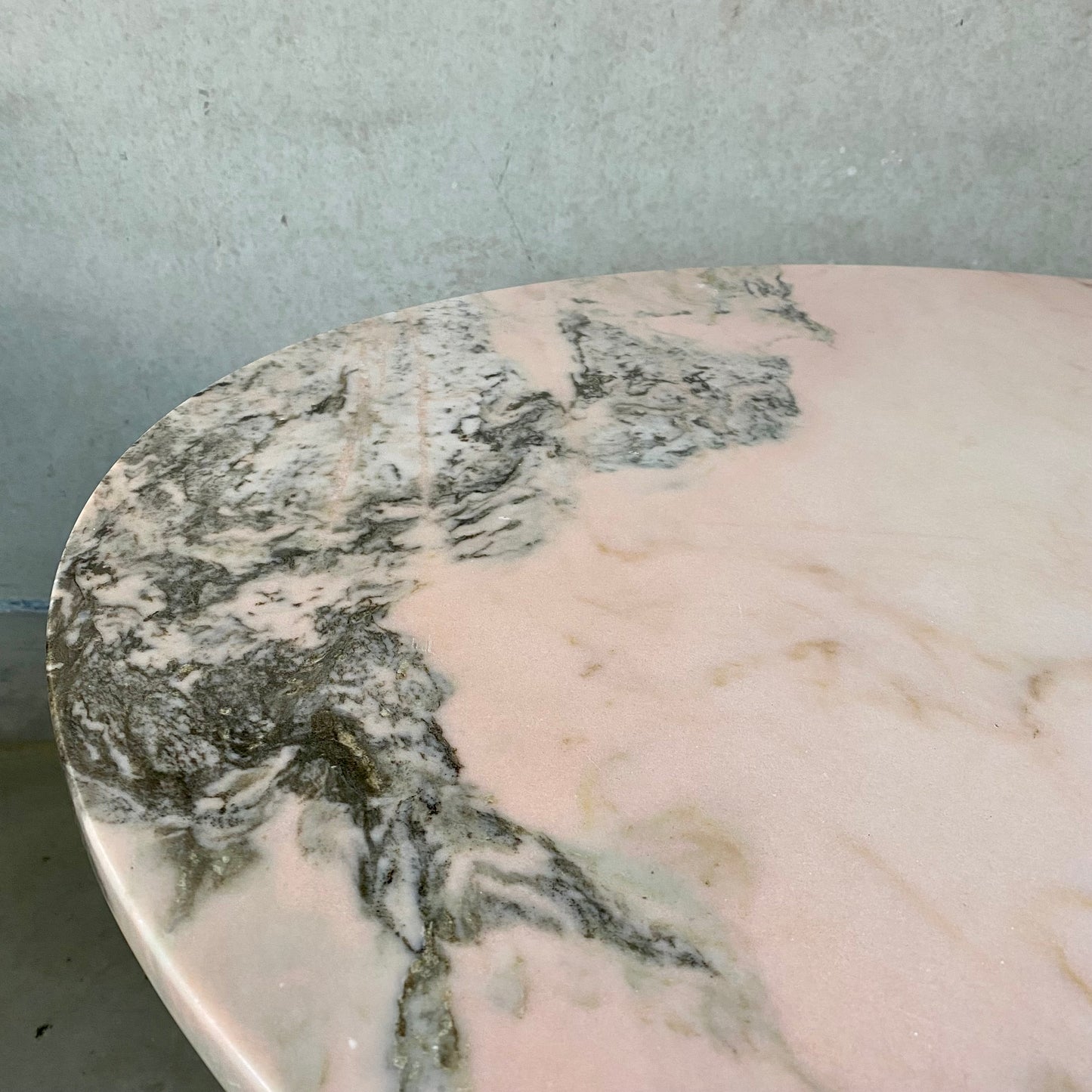 Runder Couchtisch aus rosa Marmor mit schwarz lackiertem Metallfuß in Trompetenform, Italien, 1970