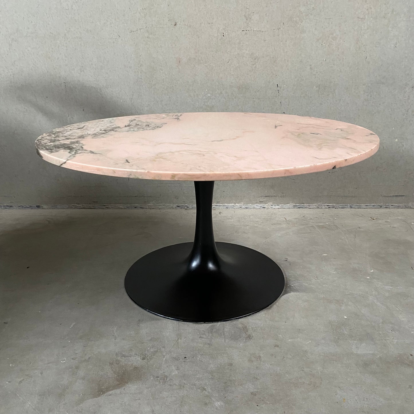 Runder Couchtisch aus rosa Marmor mit schwarz lackiertem Metallfuß in Trompetenform, Italien, 1970