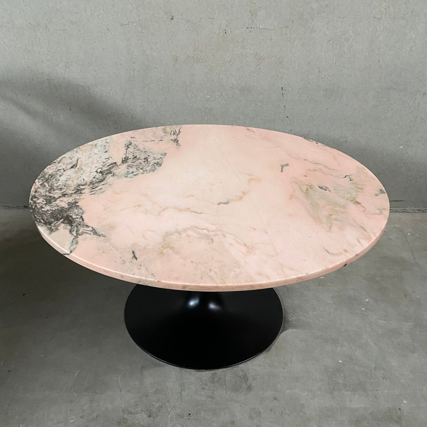 Runder Couchtisch aus rosa Marmor mit schwarz lackiertem Metallfuß in Trompetenform, Italien, 1970