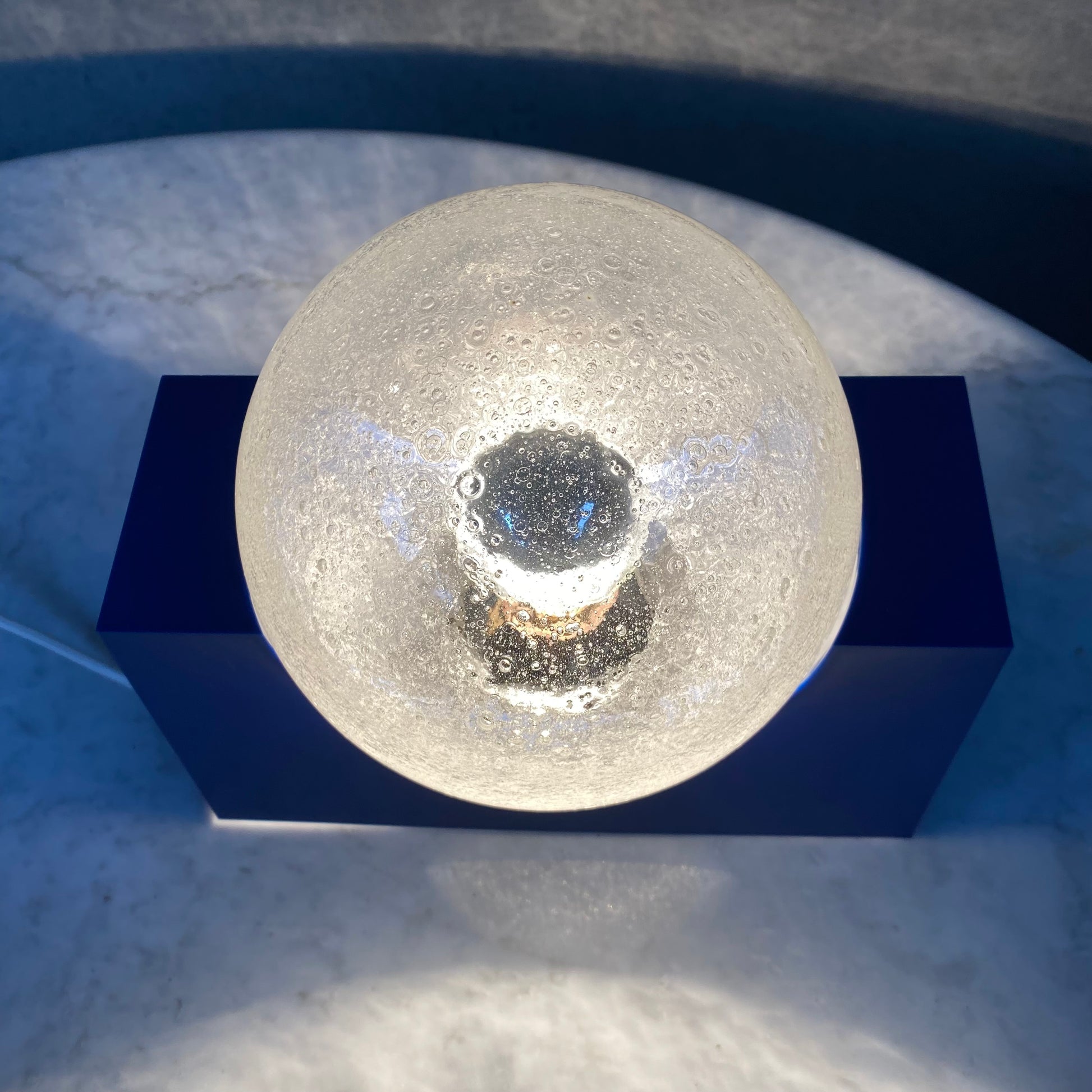 BRIGHT BLUE ACRYLIC BASE AND BUBBLE GLASS SPHERE BY RAAK AMSTERDAM, NETHERLANDS 1970S