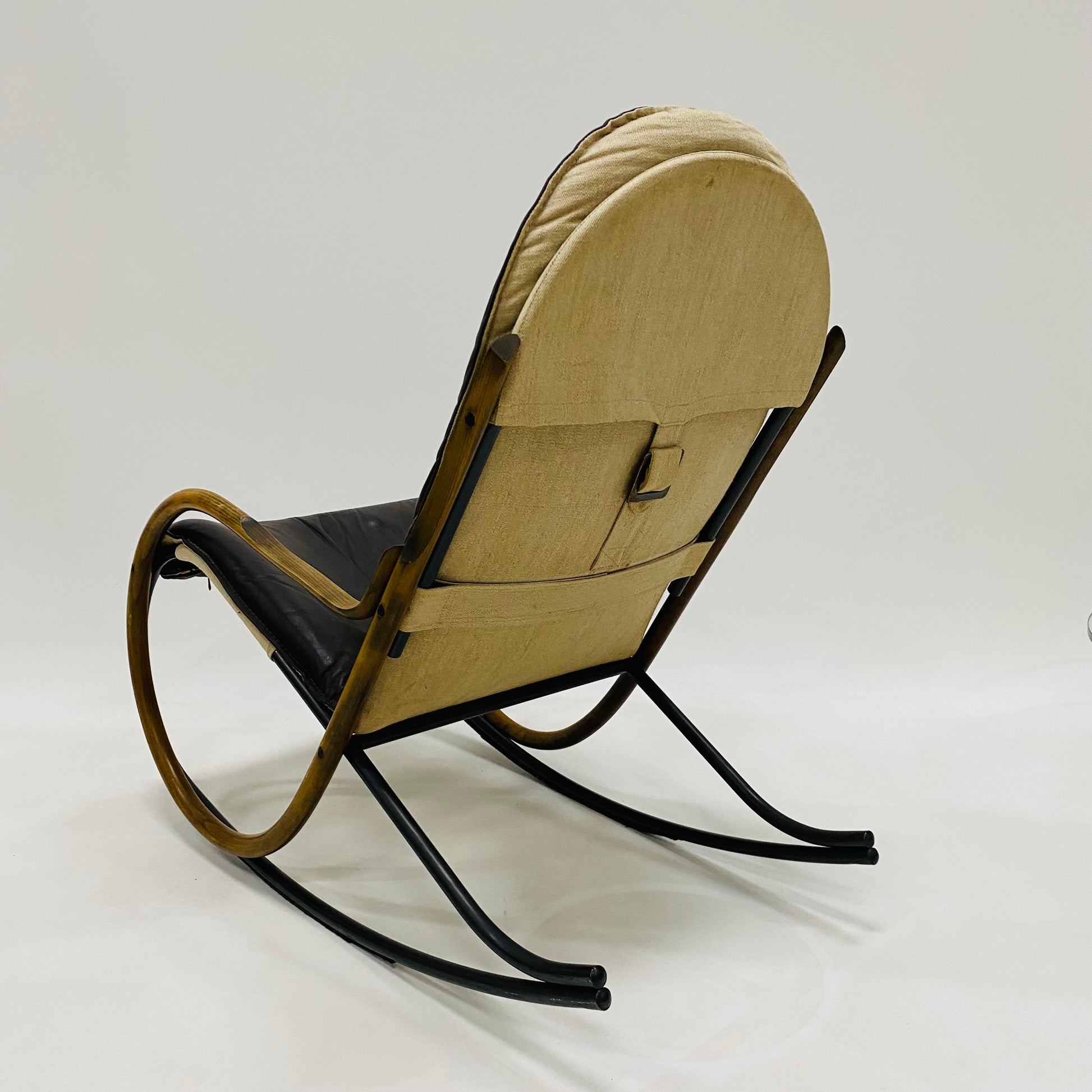 ROCKING CHAIR "NONNA" BY PAUL TUTTLE FOR STRÄSSLE INTERNATIONAL, SWITZERLAND 1970S