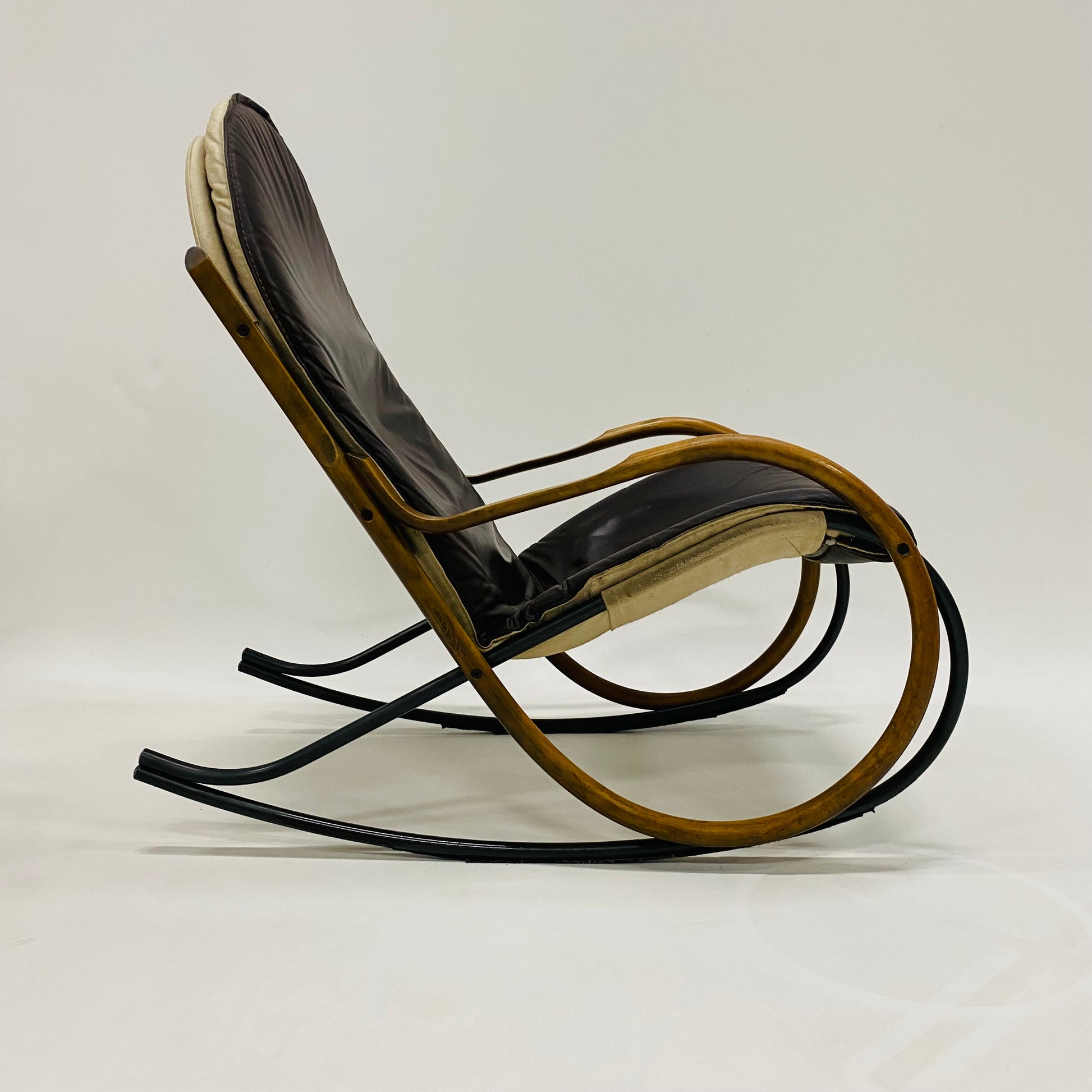 ROCKING CHAIR "NONNA" BY PAUL TUTTLE FOR STRÄSSLE INTERNATIONAL, SWITZERLAND 1970S