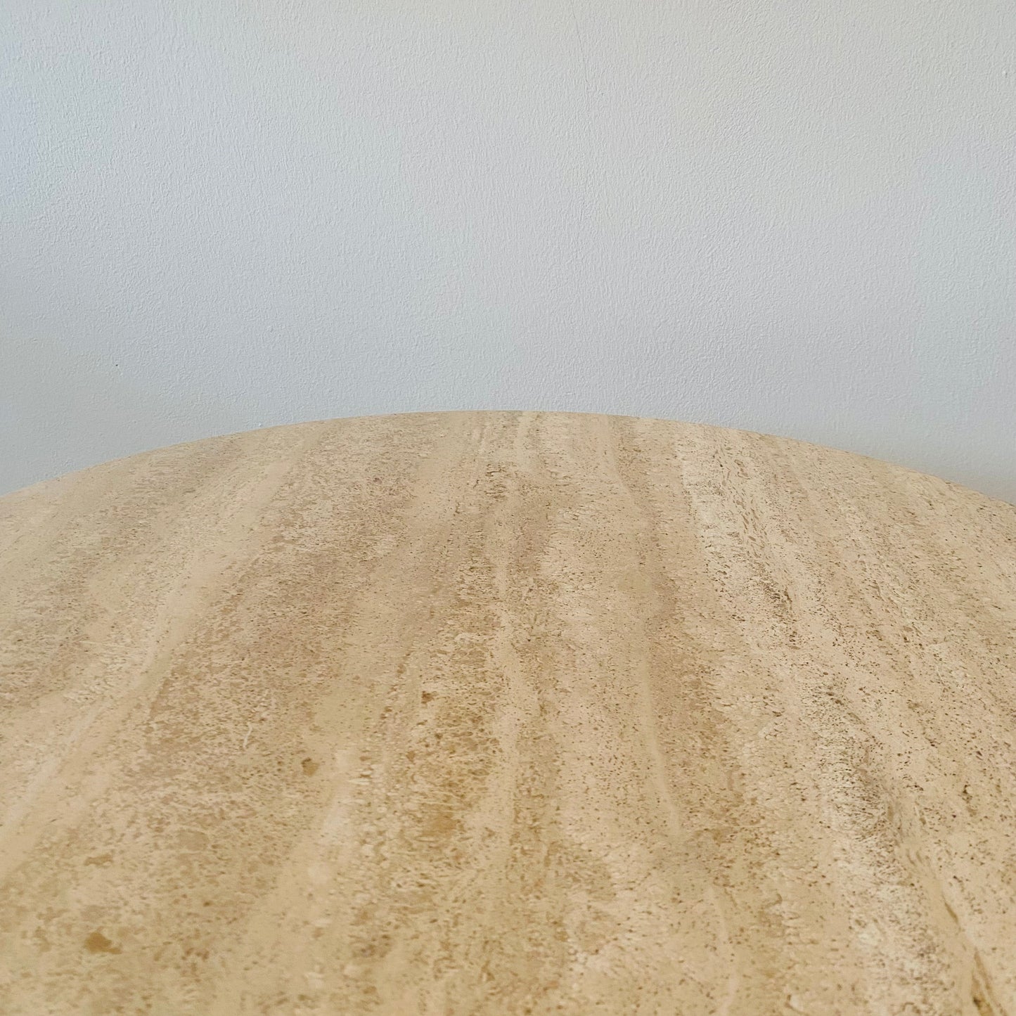 Table basse sur piédestal en travertin romain massif, Italie 1970