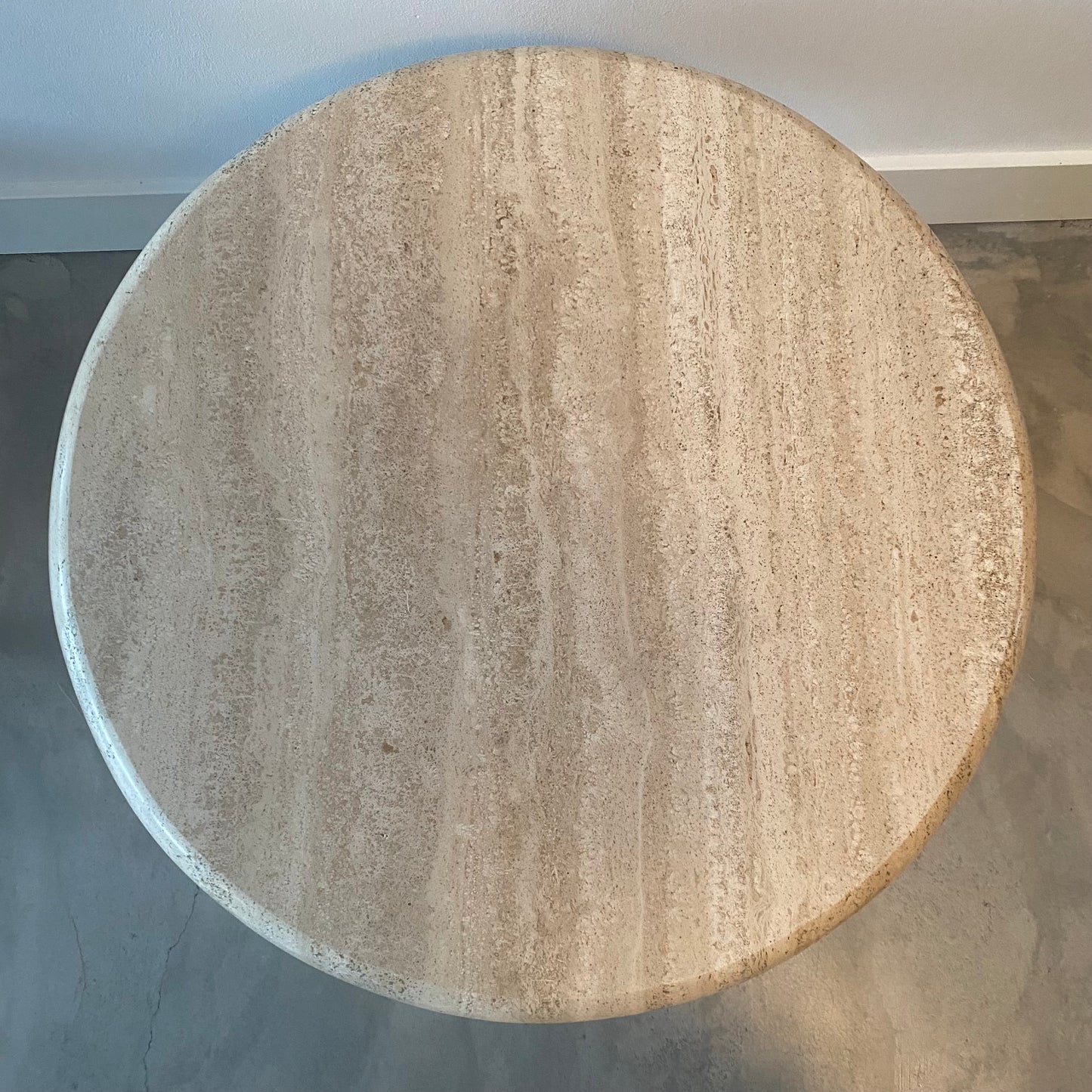 Table basse sur piédestal en travertin romain massif, Italie 1970