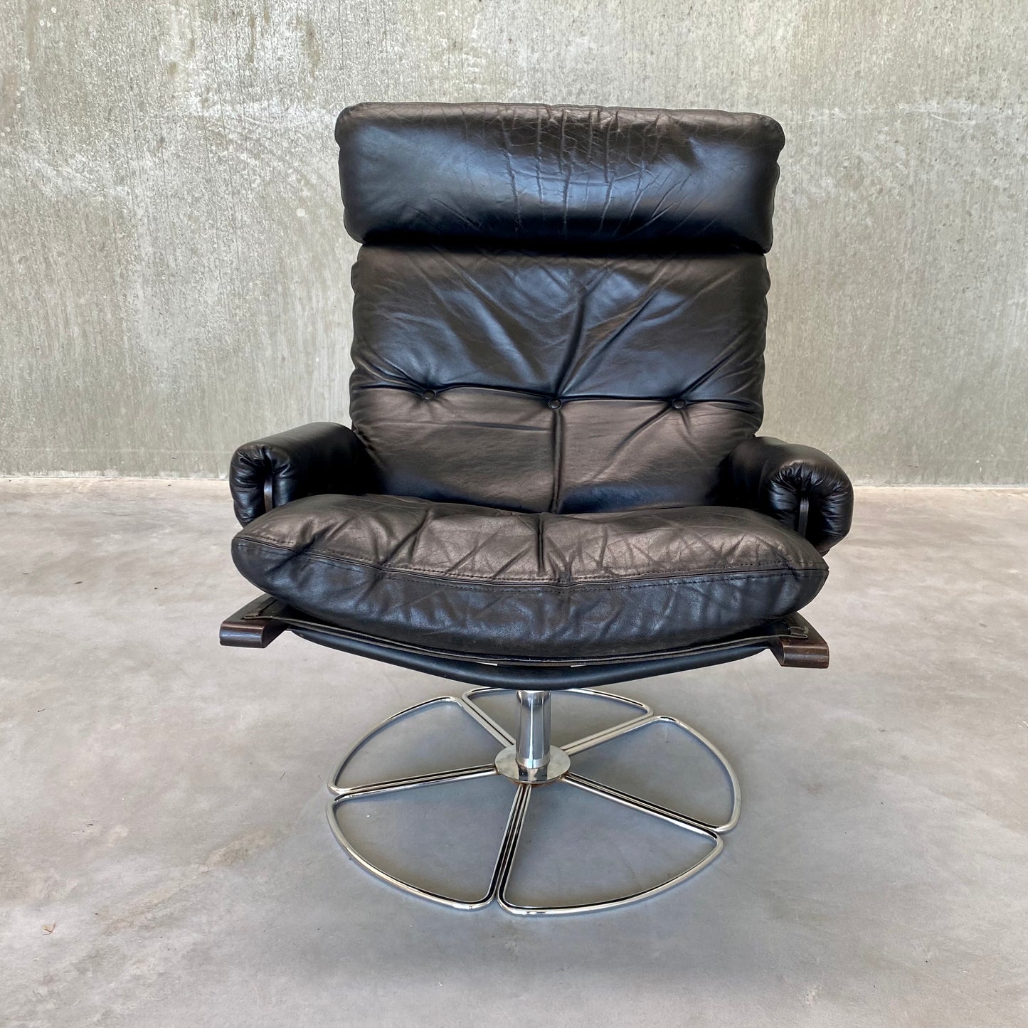 SWIFFLE BASE LEATHER LOUNGE CHAIR BY BRUNO MATHSSON FOR DUX, SWEDEN 1970S