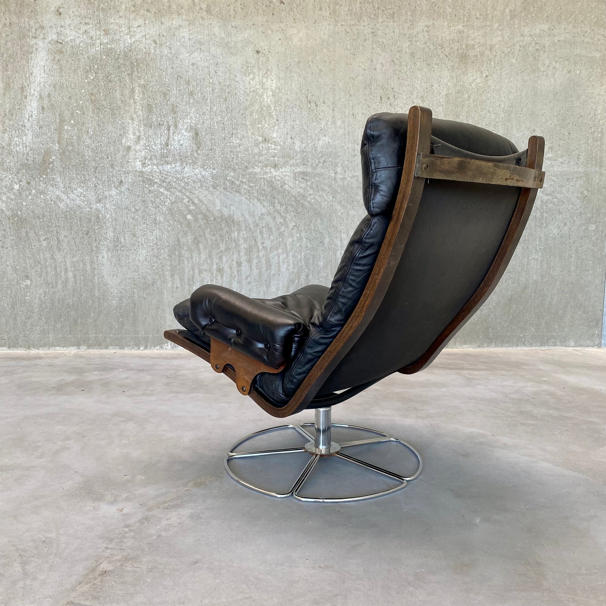 SWIFFLE BASE LEATHER LOUNGE CHAIR BY BRUNO MATHSSON FOR DUX, SWEDEN 1970S