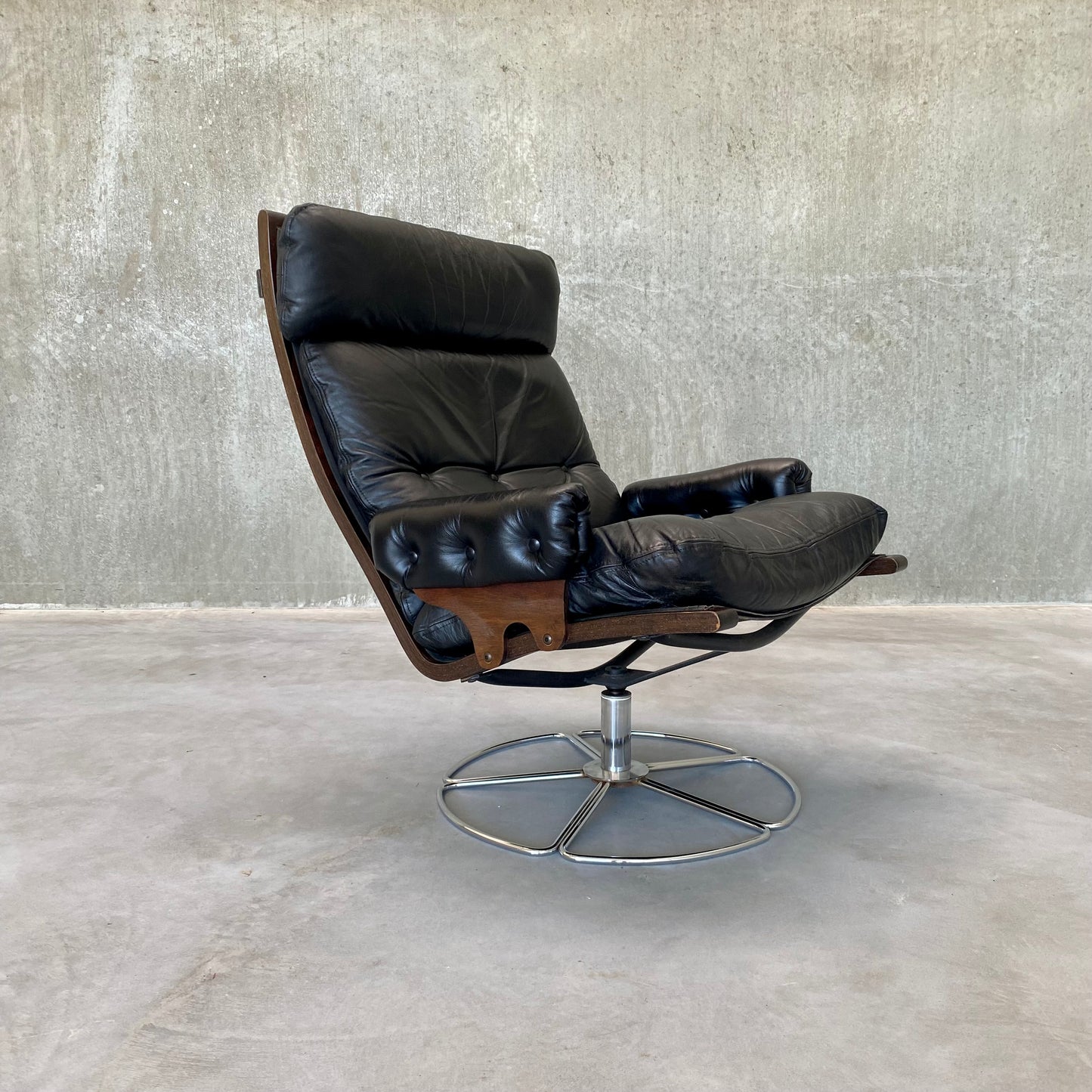 SWIFFLE BASE LEATHER LOUNGE CHAIR BY BRUNO MATHSSON FOR DUX, SWEDEN 1970S