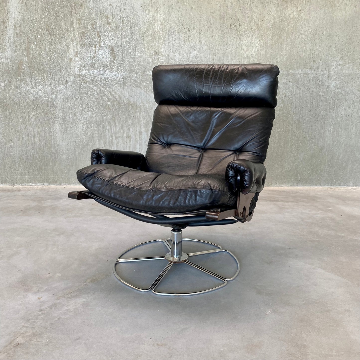 SWIFFLE BASE LEATHER LOUNGE CHAIR BY BRUNO MATHSSON FOR DUX, SWEDEN 1970S