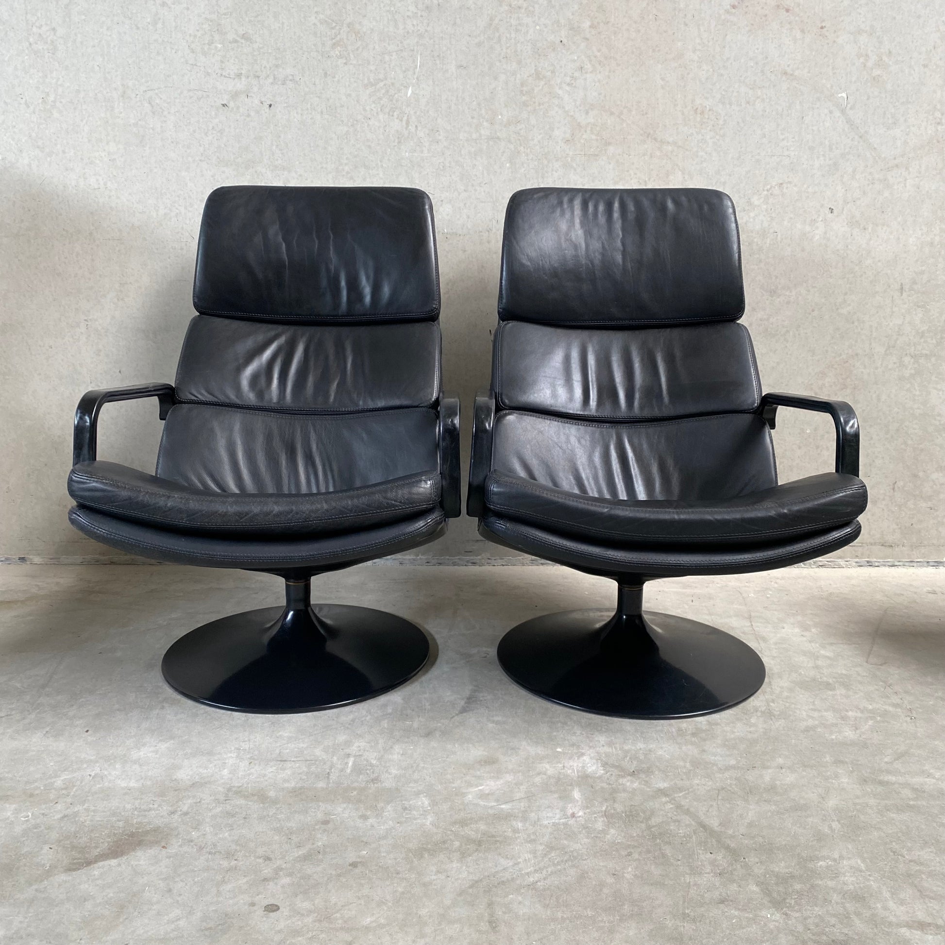 BLACK LEATHER SWIFFLE TULIP BASE LOUNGE ARM CHAIR 'F156' BY GEOFFREY HARCOURT FOR ARTIFORT, NETHERLANDS 1970s