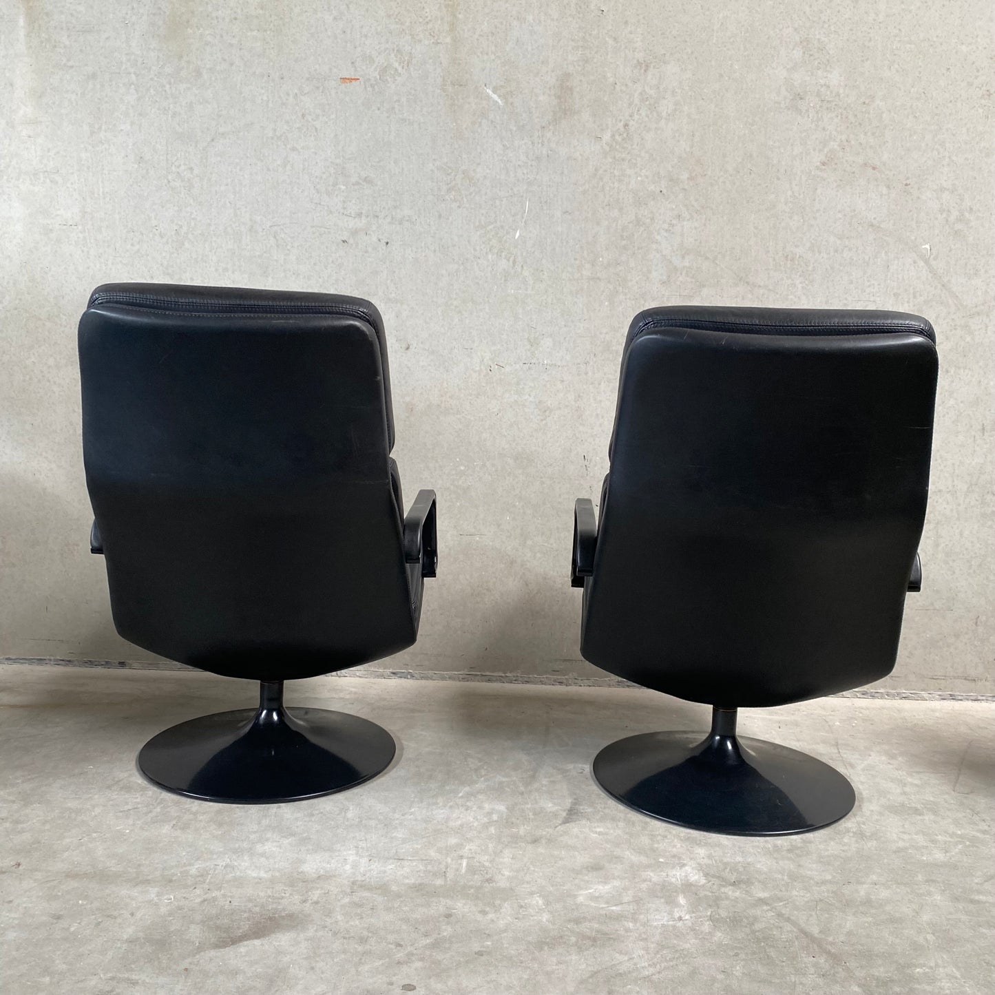 BLACK LEATHER SWIFFLE TULIP BASE LOUNGE ARM CHAIR 'F156' BY GEOFFREY HARCOURT FOR ARTIFORT, NETHERLANDS 1970s