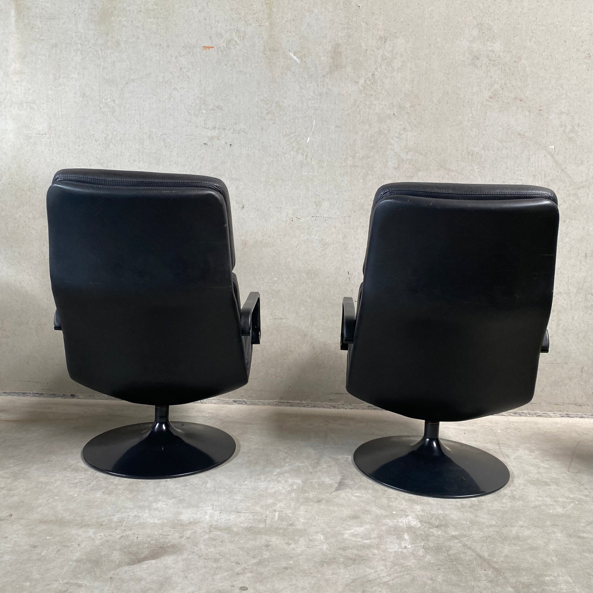BLACK LEATHER SWIFFLE TULIP BASE LOUNGE ARM CHAIR 'F156' BY GEOFFREY HARCOURT FOR ARTIFORT, NETHERLANDS 1970s