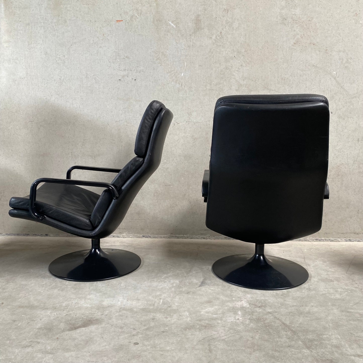 BLACK LEATHER SWIFFLE TULIP BASE LOUNGE ARM CHAIR 'F156' BY GEOFFREY HARCOURT FOR ARTIFORT, NETHERLANDS 1970s