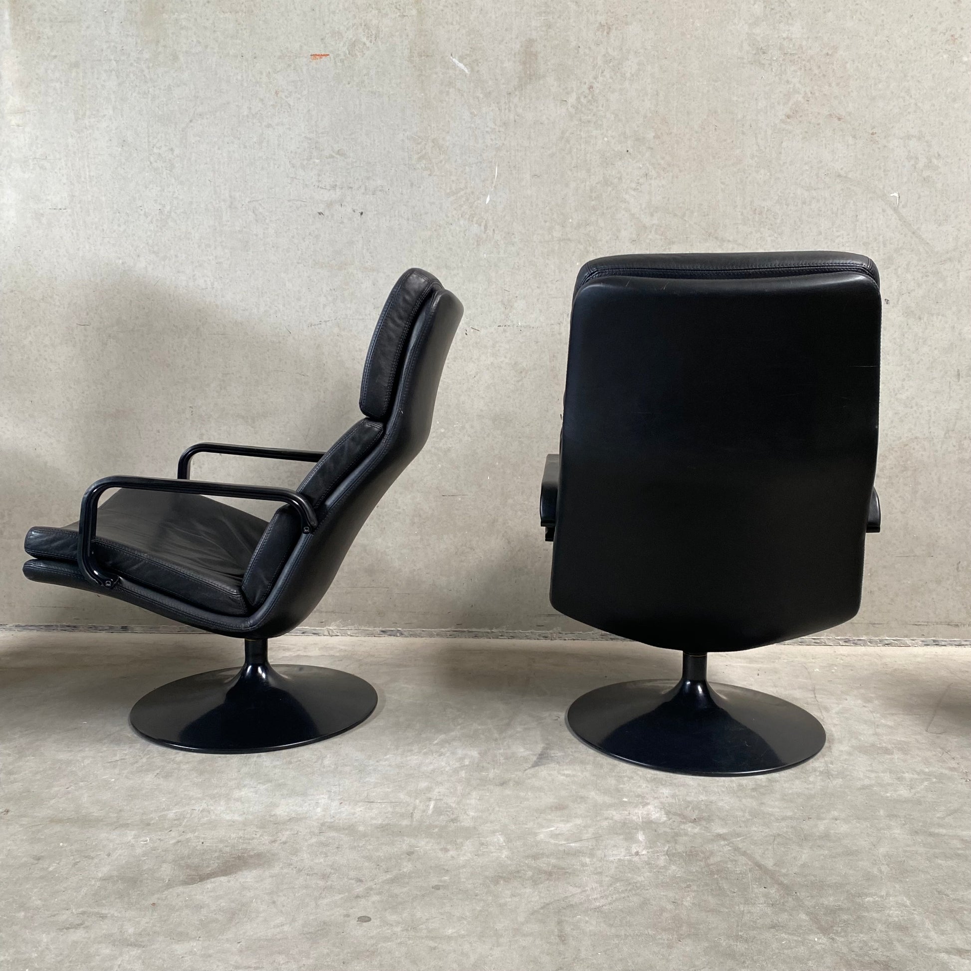 BLACK LEATHER SWIFFLE TULIP BASE LOUNGE ARM CHAIR 'F156' BY GEOFFREY HARCOURT FOR ARTIFORT, NETHERLANDS 1970s