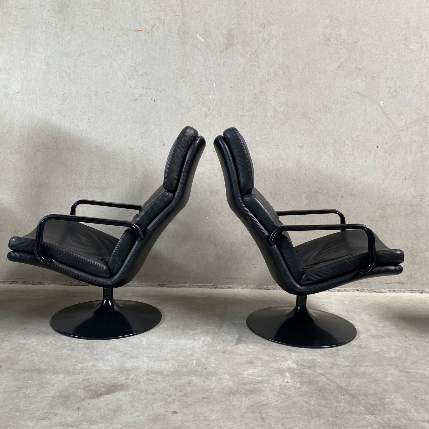 BLACK LEATHER SWIFFLE TULIP BASE LOUNGE ARM CHAIR 'F156' BY GEOFFREY HARCOURT FOR ARTIFORT, NETHERLANDS 1970s