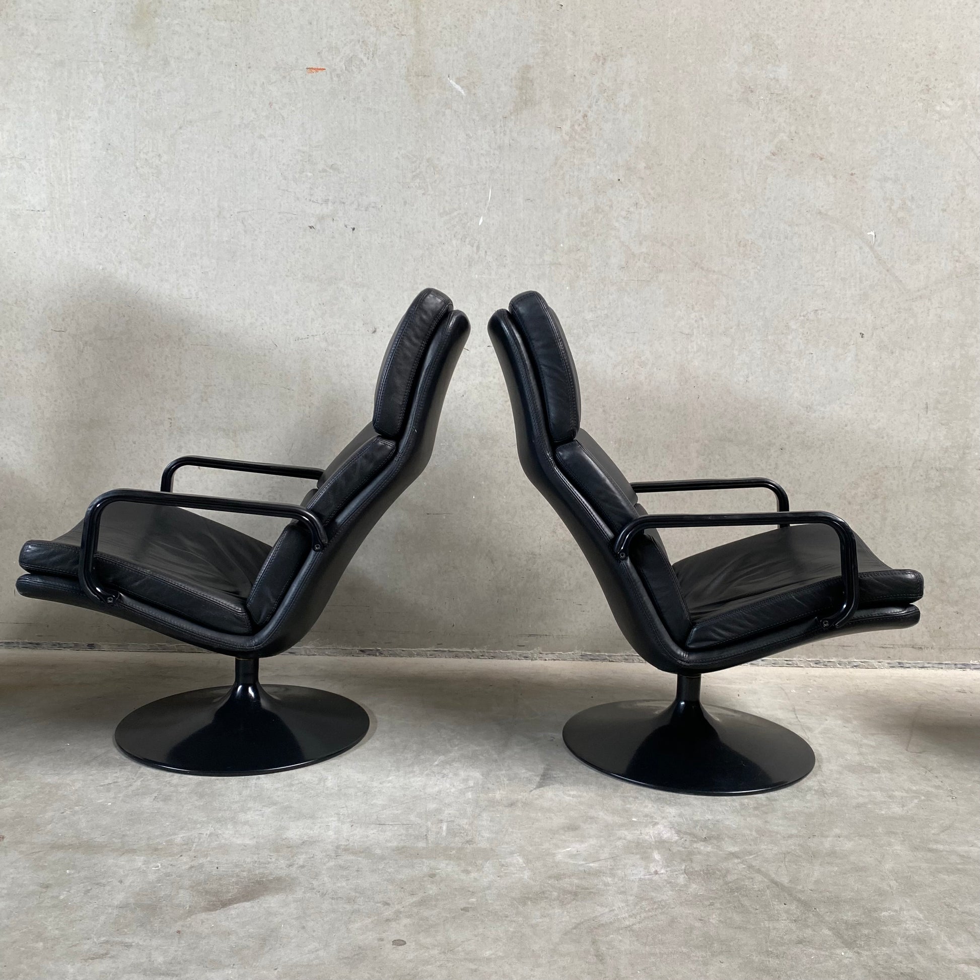 BLACK LEATHER SWIFFLE TULIP BASE LOUNGE ARM CHAIR 'F156' BY GEOFFREY HARCOURT FOR ARTIFORT, NETHERLANDS 1970s