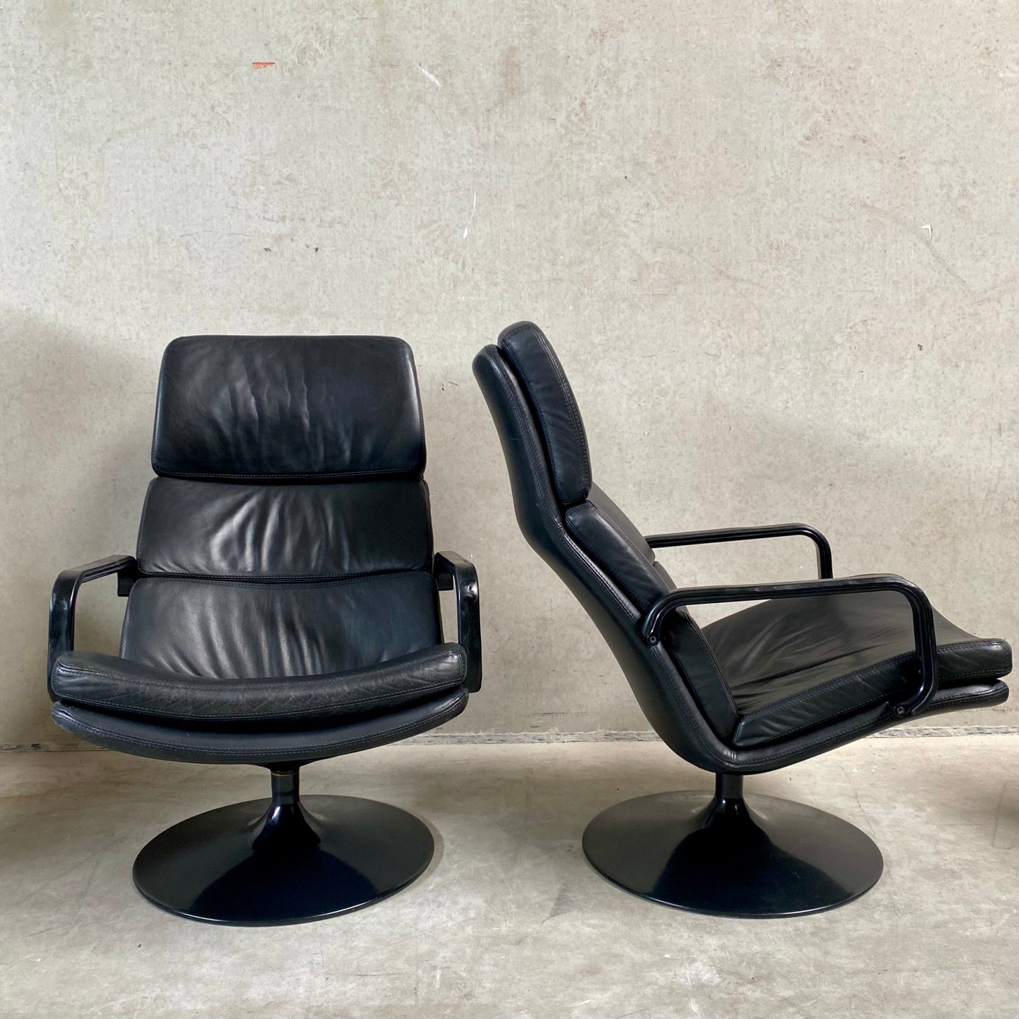 BLACK LEATHER SWIFFLE TULIP BASE LOUNGE ARM CHAIR 'F156' BY GEOFFREY HARCOURT FOR ARTIFORT, NETHERLANDS 1970s