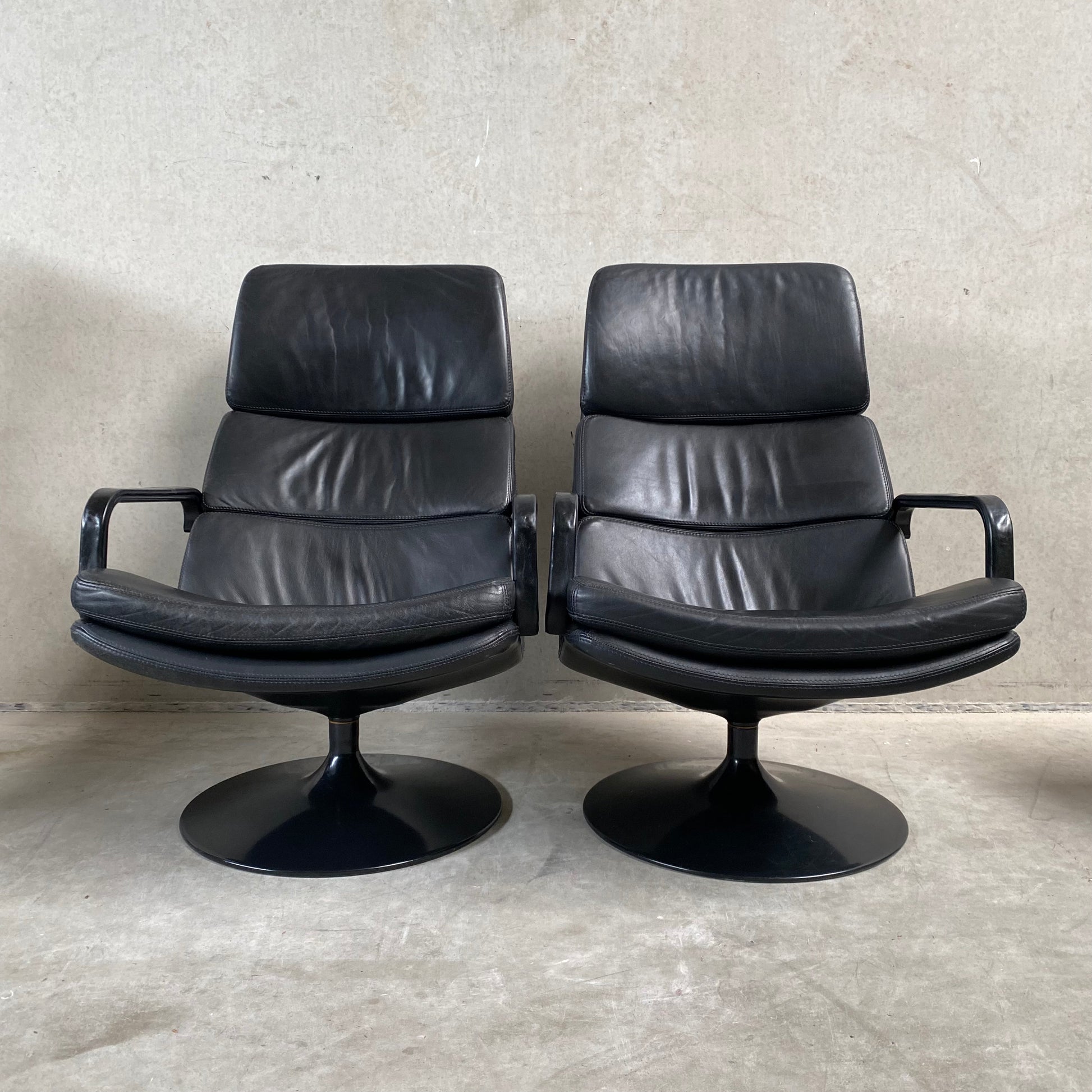 BLACK LEATHER SWIFFLE TULIP BASE LOUNGE ARM CHAIR 'F156' BY GEOFFREY HARCOURT FOR ARTIFORT, NETHERLANDS 1970s