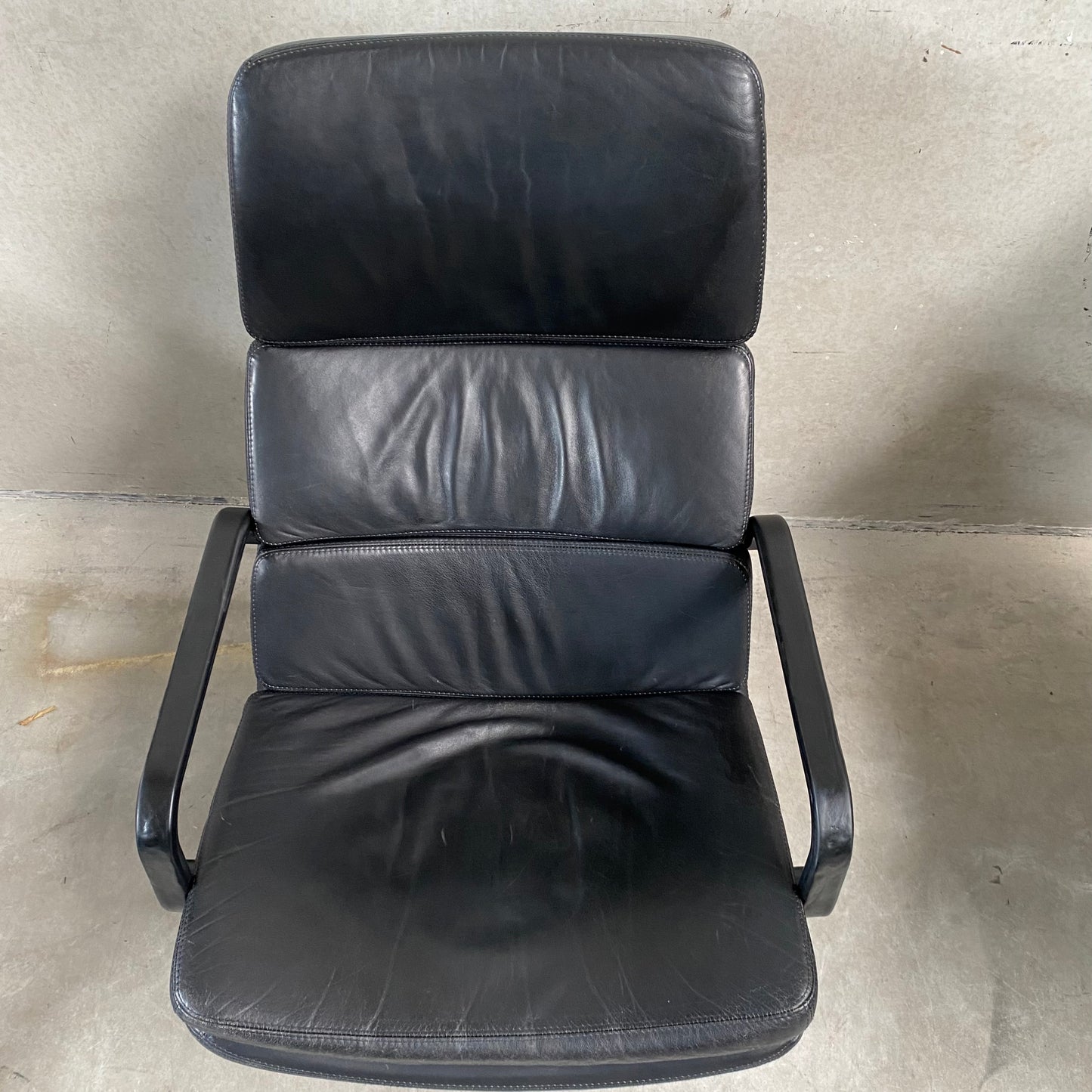 BLACK LEATHER SWIFFLE TULIP BASE LOUNGE ARM CHAIR 'F156' BY GEOFFREY HARCOURT FOR ARTIFORT, NETHERLANDS 1970s
