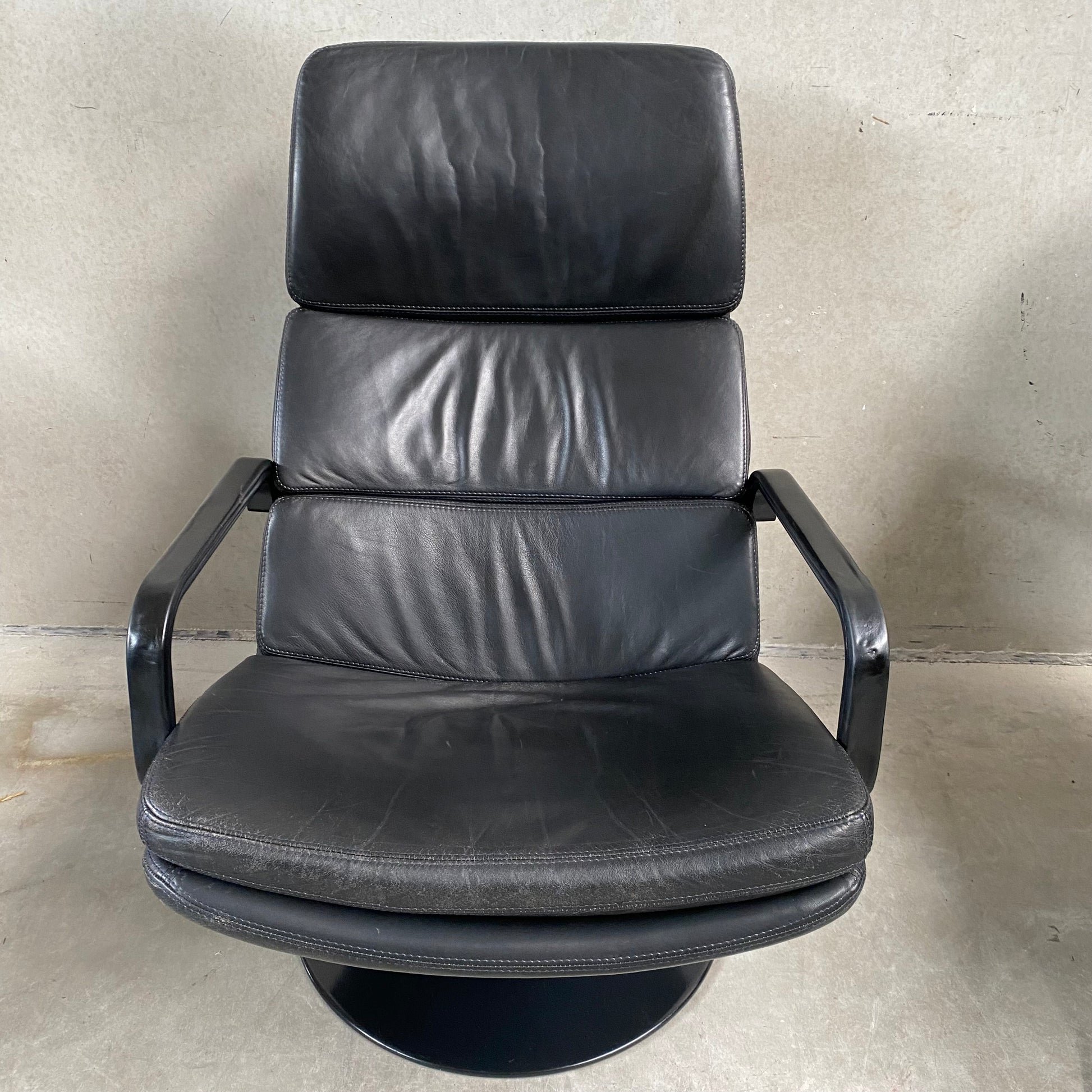 BLACK LEATHER SWIFFLE TULIP BASE LOUNGE ARM CHAIR 'F156' BY GEOFFREY HARCOURT FOR ARTIFORT, NETHERLANDS 1970s