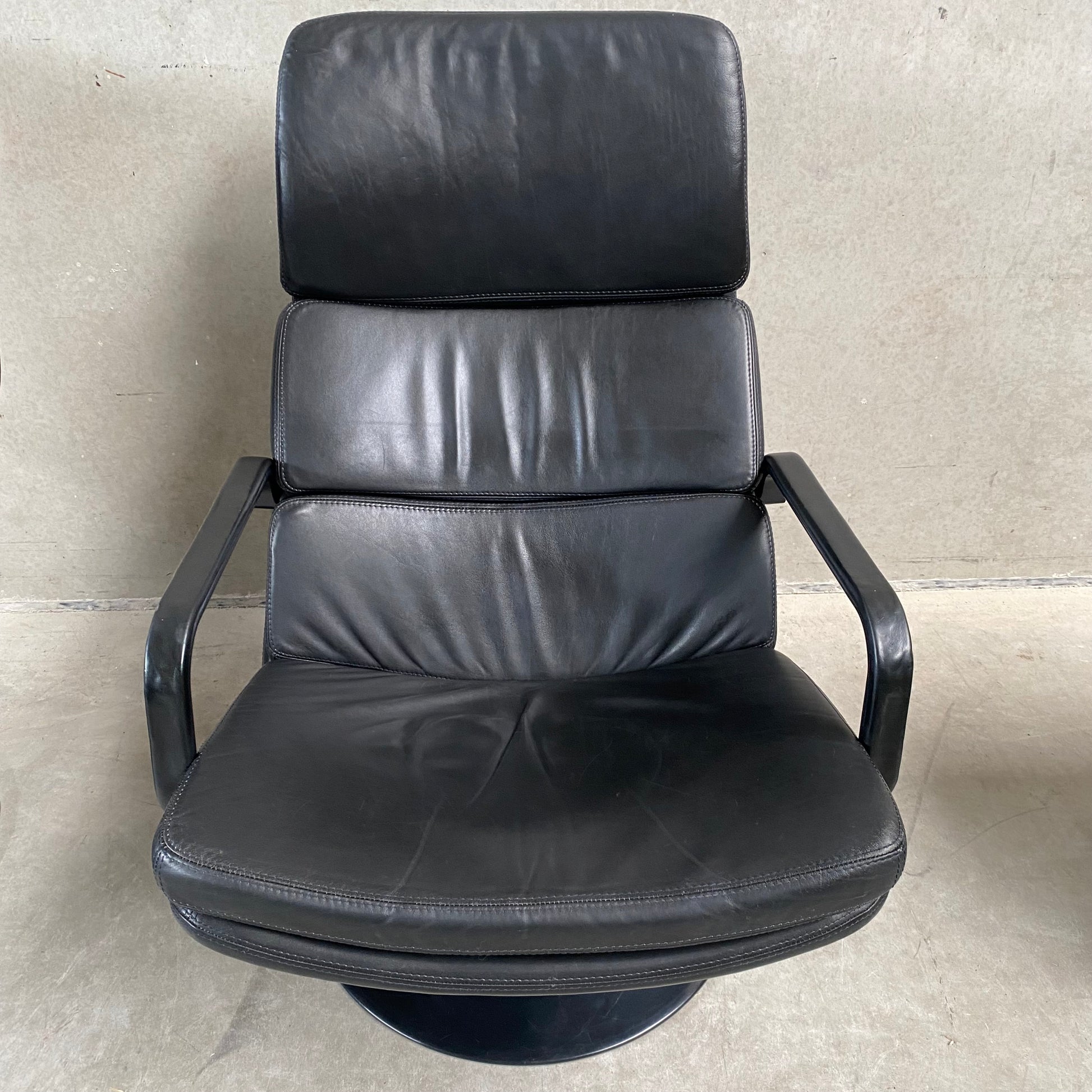 BLACK LEATHER SWIFFLE TULIP BASE LOUNGE ARM CHAIR 'F156' BY GEOFFREY HARCOURT FOR ARTIFORT, NETHERLANDS 1970s