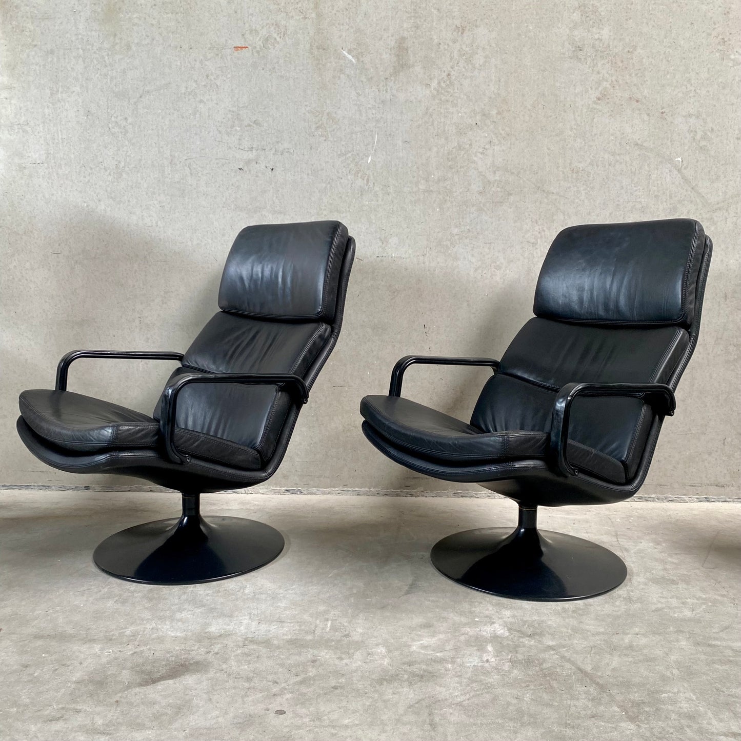 BLACK LEATHER SWIFFLE TULIP BASE LOUNGE ARM CHAIR 'F156' BY GEOFFREY HARCOURT FOR ARTIFORT, NETHERLANDS 1970s