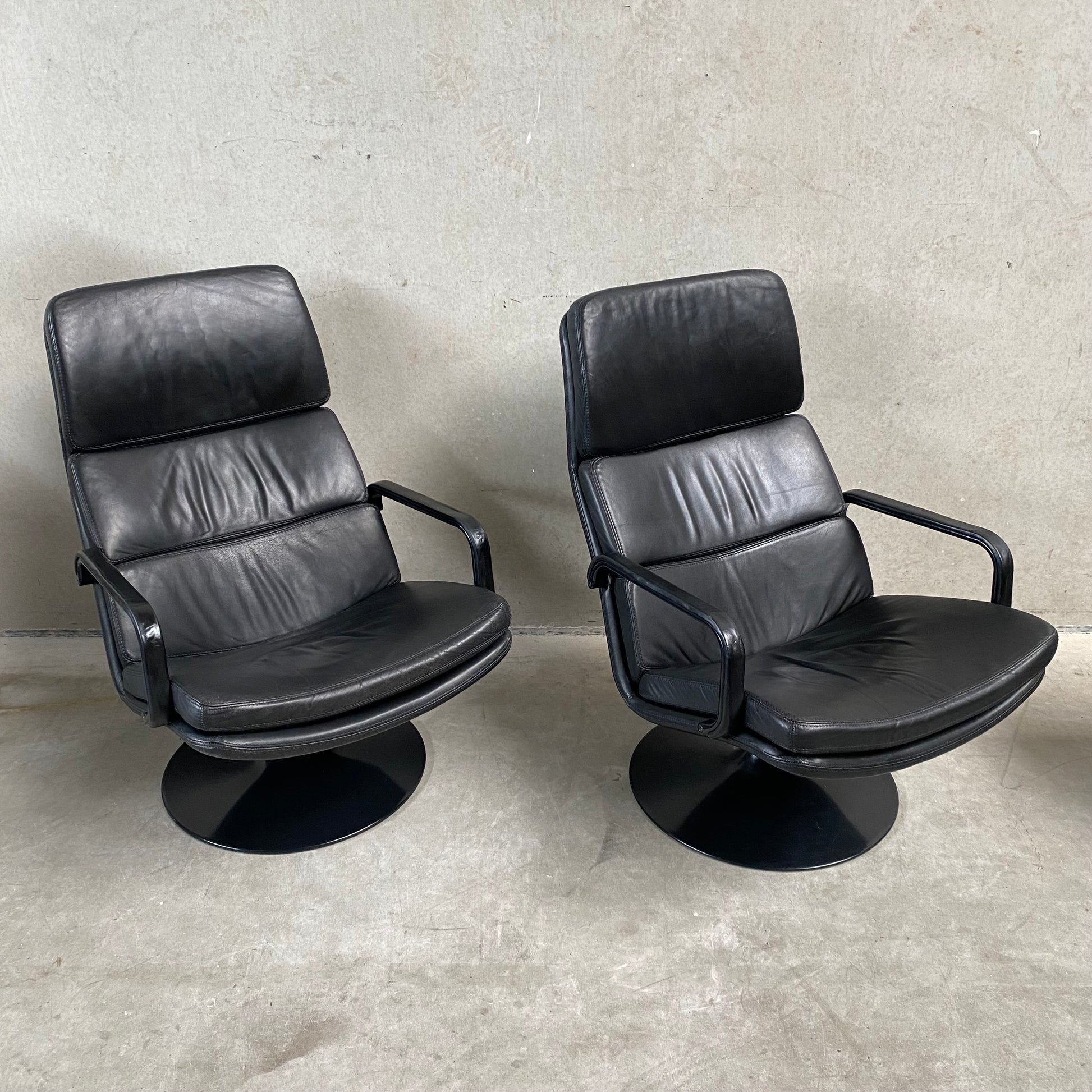 BLACK LEATHER SWIFFLE TULIP BASE LOUNGE ARM CHAIR 'F156' BY GEOFFREY HARCOURT FOR ARTIFORT, NETHERLANDS 1970s