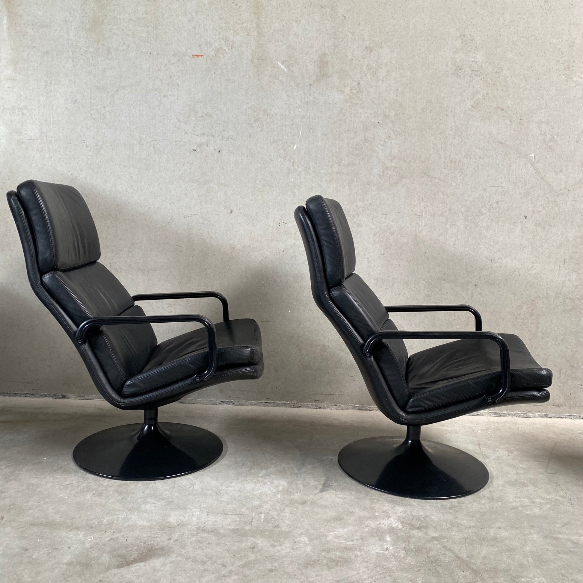 BLACK LEATHER SWIFFLE TULIP BASE LOUNGE ARM CHAIR 'F156' BY GEOFFREY HARCOURT FOR ARTIFORT, NETHERLANDS 1970s