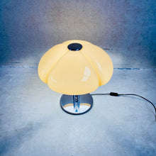 Load image into Gallery viewer, Table Lamp “quadrifoglio” by Luigi Massoni for Harvey Guzzini Italy 1968
