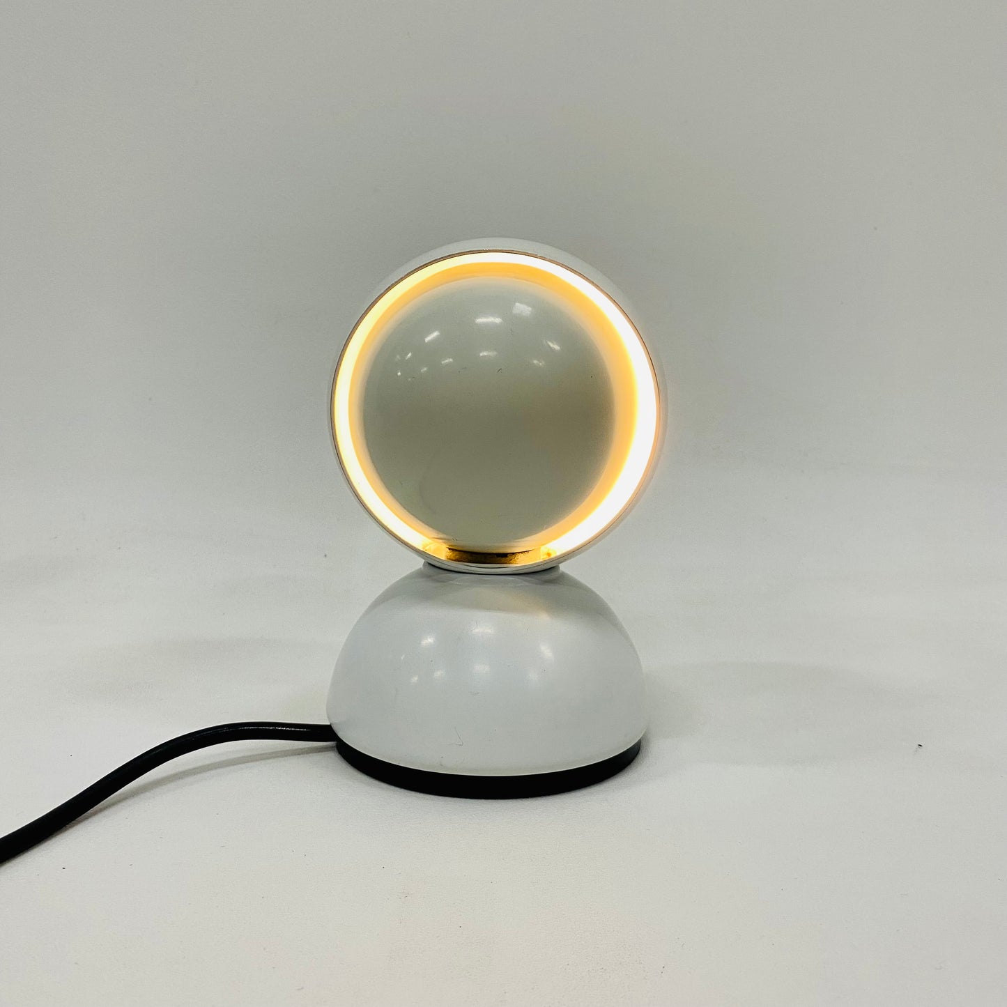 Vico Magistretti „Eclisse“ Schreibtisch-/Wandleuchte für Artemide in Weiß, Italien 1970