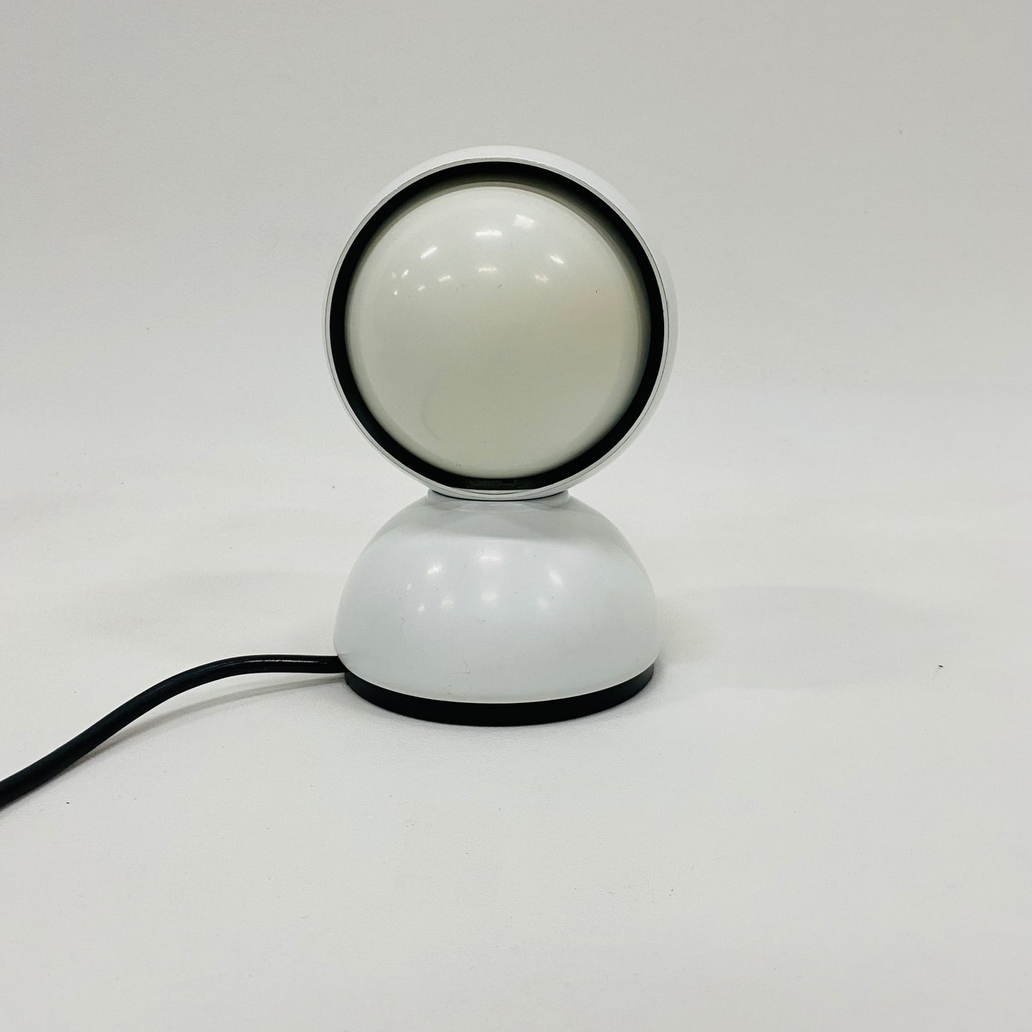 Vico Magistretti „Eclisse“ Schreibtisch-/Wandleuchte für Artemide in Weiß, Italien 1970
