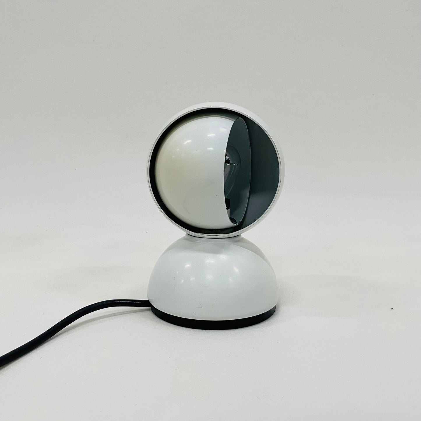 Vico Magistretti „Eclisse“ Schreibtisch-/Wandleuchte für Artemide in Weiß, Italien 1970